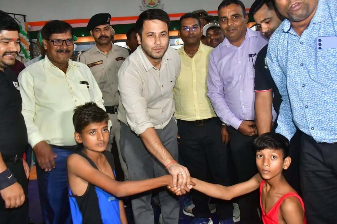 कैमूर में राज्य स्तरीय विद्यालय कुश्ती प्रतियोगिता का शुभारंभ
कैमूर के जद्दूपुर स्थित डीएवी स्कूल में चार दिवसीय राज्य स्तरीय विद्यालय कुश्ती प्रतियोगिता का भव्य शुभारंभ हुआ। जिला पदाधिकारी कुमार अनुराग और डीएवी निदेशक दिनेश सिंह ने दीप प्रज्वलित कर उद्घाटन किया।
खेल विभाग और बिहार राज्य खेल प्राधिकरण द्वारा आयोजित इस प्रतियोगिता में बिहार के नौ प्रमंडलों और एकलव्य केंद्र के 500 खिलाड़ी भाग ले रहे हैं। यह प्रतियोगिता 13 से 16 अक्टूबर तक चलेगी। इसमें अंडर-14, 17 और 19 आयु वर्ग के बालक फ्री स्टाइल और ग्रीको रोमन कुश्ती में दम दिखाएंगे।
इस मौके पर राष्ट्रीय कुश्ती खिलाड़ी अन्नू गुप्ता और सेवानिवृत्त शारीरिक शिक्षक अखिलेश कुमार को डीएम ने सम्मानित किया।