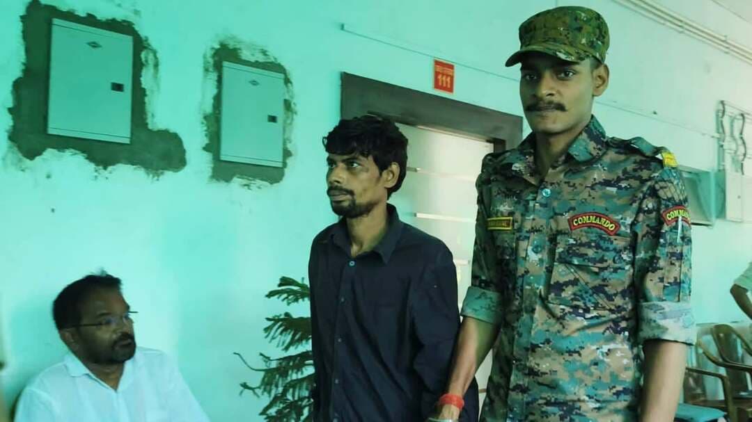 कैमूर में 20 लाख की हेरोइन बरामद, तस्कर गिरफ्तार
कैमूर पुलिस को नशा तस्करी के खिलाफ बड़ी सफलता मिली है। भभुआ थाना क्षेत्र के अखलासपुर में छापेमारी कर पुलिस ने 159.98 ग्राम हेरोइन बरामद की है, जिसकी कीमत करीब 20 लाख रुपये है।
एसपी शिखर चौधरी ने बताया कि गुप्त सूचना पर भभुआ थानाध्यक्ष मुकेश कुमार के नेतृत्व में टीम ने सोनू कुमार गुप्ता के घर छापेमारी की। तलाशी में काले पॉलीथिन में रखा भूरे रंग का मादक पदार्थ मिला।
आरोपी को गिरफ्तार कर न्यायिक हिरासत में भेजा जा रहा है। पुलिस अब नेटवर्क के अन्य सदस्यों की तलाश में जुट गई है।