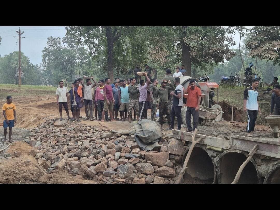श्रमदानातून जोडला विकासाचा मार्ग… नेलगुंडा येथे नागरिकांसाठी उभारला पूल!
अतिदुर्गम नेलगुंडा परिसरात पावसाळ्यात नाल्याला पाणी आल्याने गावाचा संपर्क तुटणे, नागरिकांच्या दळणवळणात अडथळे निर्माण होणे तसेच विद्यार्थ्यांचे शिक्षण व वैद्यकीय मदतीवर परिणाम होणे अशा समस्या निर्माण होत होत्या.
या समस्येवर मार्ग काढत गडचिरोली पोलीस, एसआरपीएफचे जवान आणि ग्रामस्थांनी श्रमदानातून नवीन पूल उभारला. या समाजाभिमुख उपक्रमामुळे नागरिकांचा ये-जा करण्याचा मार्ग अधिक सुलभ झाला असून गावाच्या दैनंदिन संपर्कातील महत्त्वाचा अडथळा दूर झाला आहे.
सुरक्षेसोबतच नागरिकांच्या अडचणीत मदतीचा हात…
श्रमदानातून बांधला पूल, विश्वासाने जोडली मने!
गडचिरोली पोलीस — नागरिकांच्या सेवेसाठी सदैव तत्पर.
#GadchiroliPolice #Nelgunda #CommunityPolicing #Shramdan #PoliceForPeople PublicService Gadchiroli MaharashtraPolice
@gadchiroli_police_fan_club @mramesh_ips @dgpmaharashtra @cmomaharashtra_ @devendra_fadnavis @dgpmaharashtra