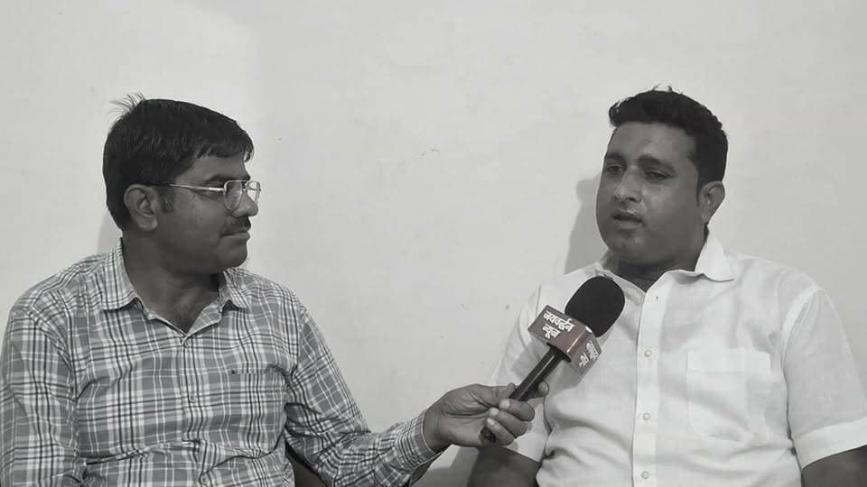 केलवाड़ा को विकसित पंचायत बनाने का संकल्प, अल्पेश असावा का बड़ा विजन!
.
#Rajsamandnews #Kelwarapanchyat #Jaivardhanenws
राजसमंद जिले के कुंभलगढ़ उपखंड क्षेत्र की केलवाड़ा ग्राम पंचायत से सरपंच प्रत्याशी अल्पेश असावा ने पंचायत के विकास को लेकर अपना विजन साझा किया। उन्होंने कहा कि यदि जनता उन्हें मौका देती है, तो वे केलवाड़ा को एक विकसित पंचायत बनाने के लिए काम करेंगे। असावा ने बताया कि क्षेत्र में कई समस्याएं हैं और लोगों को अभी भी मूलभूत सुविधाओं की कमी का सामना करना पड़ रहा है। उन्होंने शुद्ध पेयजल उपलब्ध कराने, जाम की समस्या से निजात दिलाने और आवश्यक सुविधाओं का विकास करने को अपनी प्राथमिकताओं में शामिल किया।