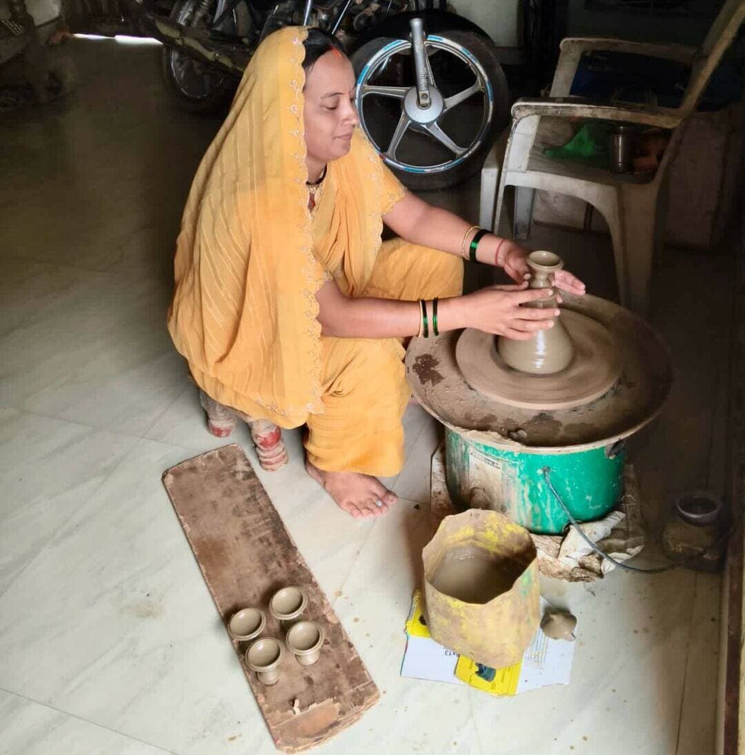 कबीरधाम के वनांचल ग्राम रेंगाखारकला की श्रीमती चुन्नी कुम्भकार बिहान योजना से जुड़कर मिट्टी शिल्प व्यवसाय को आगे बढ़ा रही हैं। वे मिट्टी के बर्तन, मटके, दीये और मूर्तियां बनाकर स्थानीय एवं विभिन्न मेलों में विक्रय कर रही हैं।
उनके व्यवसाय से ₹1.80 लाख का कारोबार हुआ और ₹1.20 लाख की शुद्ध आमदनी प्राप्त हुई। इससे परिवार की जरूरतों और बच्चों की शिक्षा एवं स्वास्थ्य संबंधी खर्चों को पूरा करने में मदद मिल रही है।
#SevaSankalpAbhiyan #BihanYojana #LakhpatiDidi #WomenEmpowerment #Kabirdham