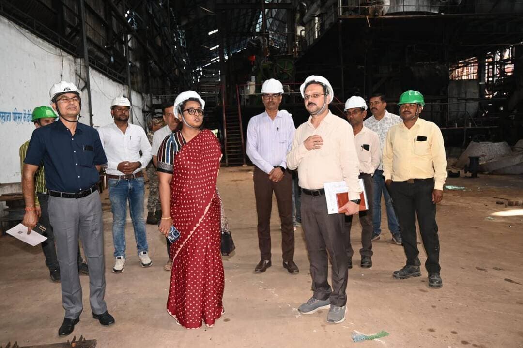 कलेक्टर श्रीमती तुलिका प्रजापति ने सरदार वल्लभ भाई पटेल सहकारी शक्कर कारखाना, पंडरिया का निरीक्षण कर गन्ना खरीदी, शक्कर उत्पादन एवं किसानों और श्रमिकों के भुगतान की स्थिति की जानकारी ली। उन्होंने किसानों की समस्याओं का समाधान कर आवश्यक सुविधाएं सुनिश्चित करने के निर्देश दिए।
कलेक्टर ने जिले की गुड़ फैक्ट्रियों की जानकारी संकलित करने तथा कारखाना परिसर में सड़क निर्माण की प्रक्रिया आगे बढ़ाने के निर्देश दिए, ताकि किसानों को बेहतर सुविधाएं मिल सकें।
#SugarFactory #FarmerWelfare #SugarcaneFarmers #Janseva #Kabirdom