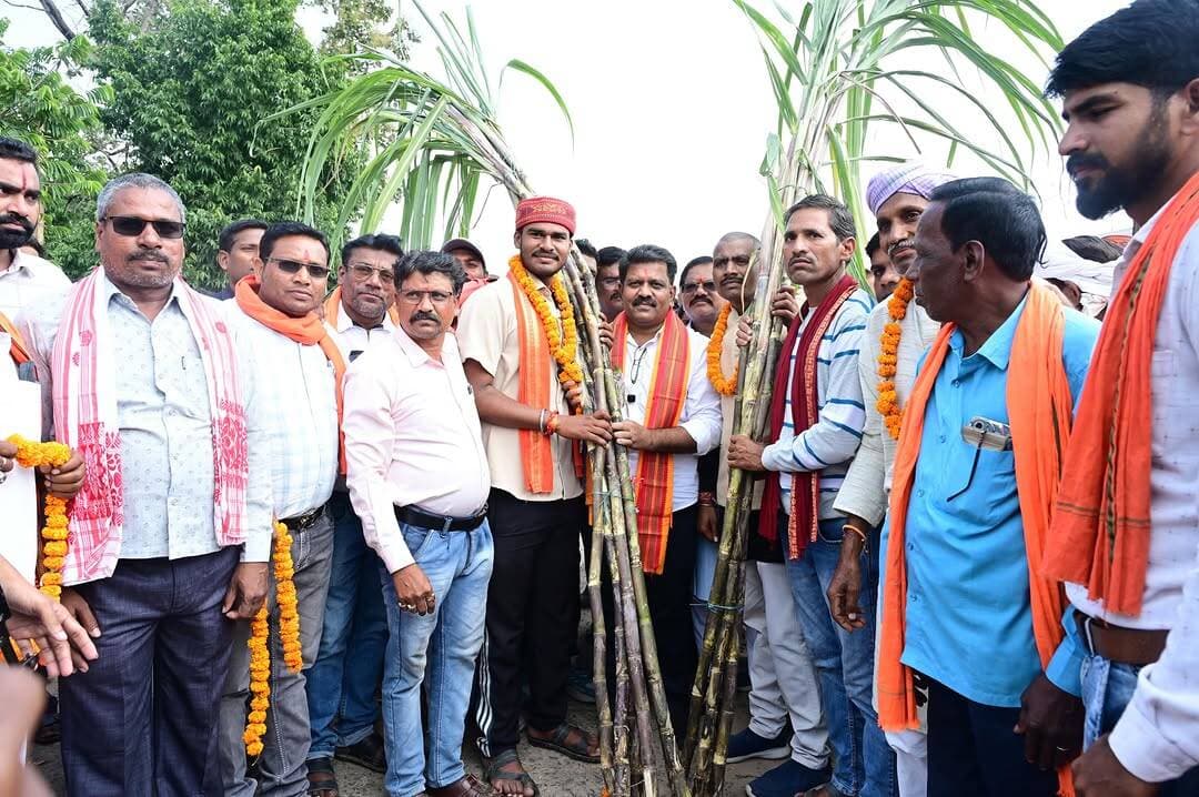 गन्ना बोनस बढ़ने के निर्णय पर बोड़ला के सर्किट हाउस में किसानों ने उप मुख्यमंत्री एवं कवर्धा विधायक श्री विजय शर्मा का गन्ना भेंट कर स्वागत-अभिनंदन किया और आभार व्यक्त किया।
बोनस गणना का आधार बढ़ने से प्रदेश के 31,022 गन्ना किसानों को लगभग ₹51.09 करोड़ की बोनस राशि मिलेगी। इससे किसानों को खेती की लागत और आगामी फसल की तैयारी में आर्थिक सहायता मिलेगी।
#KisanKalyan #SugarcaneFarmers #VijaySharma #Chhattisgarh #Kabirdham