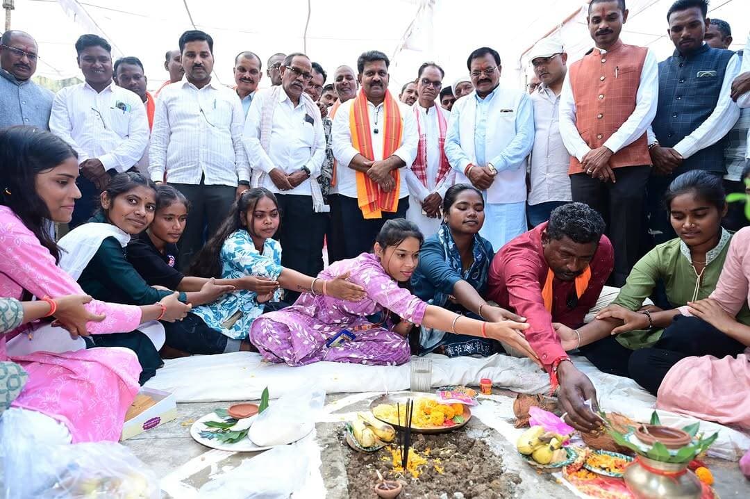 उप मुख्यमंत्री एवं कवर्धा विधायक श्री विजय शर्मा ने बोड़ला में ₹60 लाख की लागत से एसडीएम कार्यालय में सभा कक्ष सह सामुदायिक शौचालय और शासकीय स्वामी विवेकानंद महाविद्यालय में अतिरिक्त कक्ष निर्माण का भूमिपूजन किया। साथ ही ₹40 लाख के विकास कार्यों की घोषणा की।
महाविद्यालय में स्मार्ट बोर्ड, इंटरनेट एवं एआई सुविधाओं के विस्तार की पहल की जा रही है। इससे विद्यार्थियों को आधुनिक शिक्षा और प्रतियोगी परीक्षाओं की तैयारी के बेहतर अवसर मिलेंगे।
#VijaySharma #Education #DigitalEducation #Development #Kabirdham