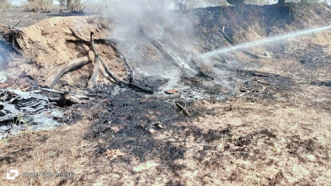 डीडवाना उपखंड क्षेत्र के ग्राम दाउदसर में खेत में लगी आग, दमकल कर्मियों की सूझबूझ से टला बड़ा हादसा
डीडवाना उपखंड क्षेत्र के नजदीकी ग्राम दाऊदसर के एक खेत में अज्ञात कारणों से अचानक आग लगने से अफरा-तफरी मच गई। देखते ही देखते आग ने विकराल रूप धारण कर लिया, जिसकी चपेट में आने से खेत की बाड़ और वहां मौजूद सूखी घास-फूस जलकर राख हो गई।घटना की सूचना मिलते ही स्थानीय प्रशासन और नगर परिषद तुरंत हरकत में आए। नगर परिषद की दमकल गाड़ी के फायरमैन फताराम और पायलट गजराज सिंह बिना कोई देर किए तुरंत दमकल लेकर घटनास्थल पर पहुंचे।दमकल कर्मियों ने अपनी सूझबूझ और तत्परता का परिचय देते हुए कुछ ही देर में आग पर पूरी तरह काबू पा लिया। समय रहते आग पर नियंत्रण पा लिए जाने से आसपास के खेतों और इलाकों में फैलने का खतरा टल गया, जिससे एक बड़ा हादसा होने से बच गया और किसी भी प्रकार की जनहानि की सूचना नहीं है। समय पर पहुंची मदद के चलते ग्रामीणों ने राहत की सांस ली है।