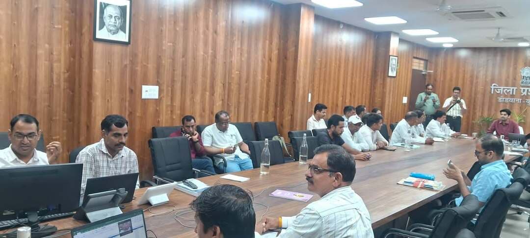 *पंचायती राज आम चुनाव 2026*
*जिला निर्वाचन अधिकारी के निर्देशन में पांच पंचायत समितियों की ईवीएम का प्रथम रेंडमाइजेशन संपन्न*
डीडवाना-कुचामन, 13 अक्टूबर। राज्य निर्वाचन आयोग जयपुर द्वारा आयोजित पंचायत राज संस्थाओं के आम चुनाव 2026 के तहत तृतीय चरण में जिले की पांच पंचायत समितियों में होने वाले मतदान के लिए ईवीएम मशीनों का प्रथम रेंडमाइजेशन मंगलवार को जिला निर्वाचन अधिकारी अवधेश मीना के निर्देशन में कलेक्ट्रेट सभागार में हुआ।
जिला निर्वाचन अधिकारी ने बताया कि इस दौरान जिले की मकराना, ईटावा बामणियाँ, पीलवा, परबतसर व नांवा पंचायत समितियों के मतदान के लिए कुल 538 मतदान बूथों के लिए 1400 बैलेट यूनिट एवं 701 कंट्रोल यूनिट का आवंटन किया गया।
इस दौरान उप जिला निर्वाचन अधिकारी रतन कुमार, प्रशिक्षु आरएएस निकिता राठौड़, सरोज चोयल, तहसीलदार निर्वाचन पवन कुमार मिश्रा एवं विभिन्न राजनैतिक दलों के प्रतिनिधियों सहित सभी संबंधित उपस्थित रहे।