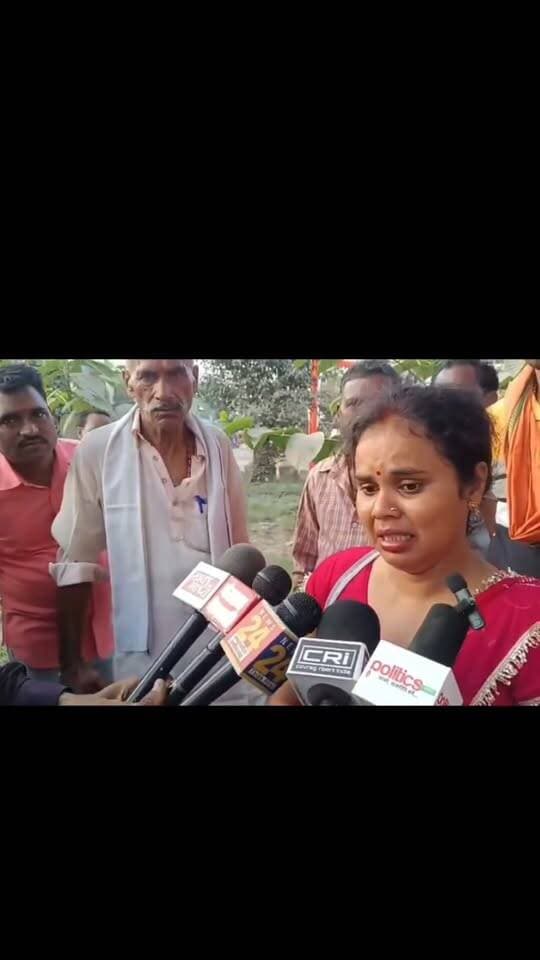 🚨 बागेश्वर धाम की रथ यात्रा में चोरी का आरोप! पन्ना के अमानगंज में मची हलचल?
📍 अमानगंज, जिला पन्ना (मध्यप्रदेश)
बागेश्वर धाम सरकार की रथ यात्रा जब पन्ना जिले के अमानगंज पहुँची, तो स्वागत के दौरान बड़ी संख्या में लोग फूल-मालाएँ पहनाने के लिए आगे आए।
इसी दौरान कुछ लोगों ने आरोप लगाया कि भीड़ में महिलाओं के गले से सोने की चेन, मंगलसूत्र और अन्य आभूषण चोरी हो गए। कुछ लोगों द्वारा करोड़ों रुपये के आभूषण चोरी होने का दावा भी किया जा रहा है।
🎥 वीडियो में देखिए, महिला क्या बता रही हैं और क्या लगाए जा रहे हैं आरोप।
⚠️ महत्वपूर्ण: चोरी की घटना, आभूषणों की संख्या और कुल कीमत की आधिकारिक पुष्टि होना अभी आवश्यक है। इसलिए इन दावों को फिलहाल आरोप के रूप में ही देखा जाना चाहिए।
❓ सवाल: क्या भीड़भाड़ वाले धार्मिक आयोजनों में श्रद्धालुओं की सुरक्षा के लिए पर्याप्त इंतजाम किए जा रहे हैं?
आपकी क्या राय है? कमेंट में बताएं।
✍️ हिंदुस्तान मीडिया 24x7 सच के साथ, हर पल… 24x7
#बागेश्वरधाम #अमानगंज #पन्ना #मध्यप्रदेश #चोरीकाआरोप #बागेश्वरधामसरकार
#MPNews #MP #bundelkhand #chhatarpur #वायरलवीडियोシ #बागेश्वरधामसरकार🙏 #foryou #Faceboouser #बागेश्वर_धाम_सरकार #बागेश्वर्_धाम_सरकार