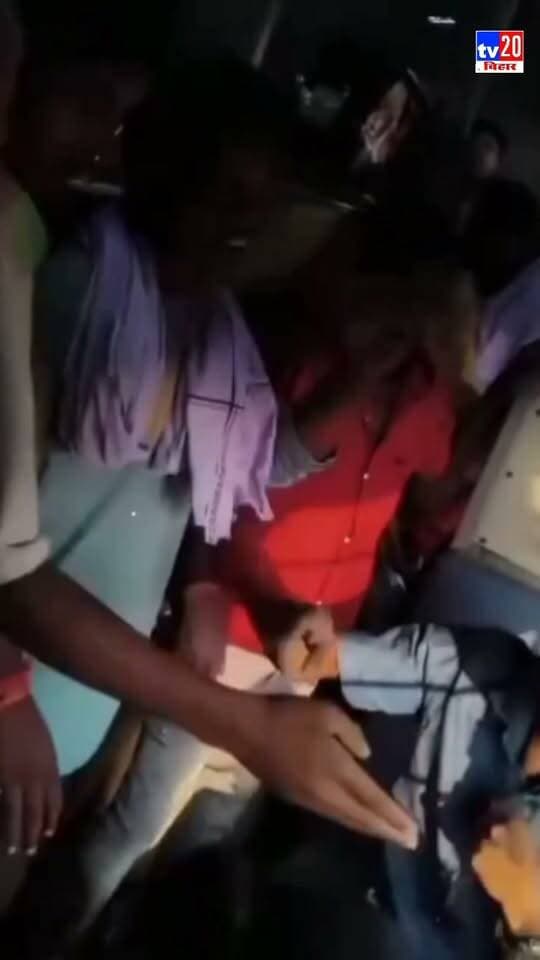 मोबाइल झपटने की कोशिश पड़ी भारी, चलती ट्रेन की खिड़की से लटकता रहा युवक; वीडियो वायरल #foryouシ #trending #facebookviral #CrimeNews #tv20bihar #nonfollowers
