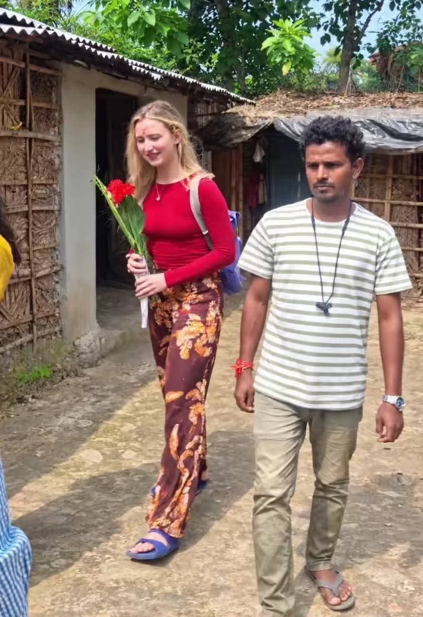 🇷🇺❤️ रूस से भागलपुर पहुंची जूली, राहुल के प्यार ने खींचा सात समंदर पार!
💑 रूस में हुई मुलाकात, अब भागलपुर में प्यार को मिल सकता है नया मुकाम।
🏡 राहुल यादव के घर पहुंचीं जूली, सादगी भरी जिंदगी और प्रेम कहानी बनी चर्चा का विषय।
💍 मीडिया रिपोर्ट्स के मुताबिक, नवंबर में दोनों की शादी होने की चर्चा है। क्या सात समंदर पार का यह प्यार शादी के बंधन में बंधेगा?
📍 स्थान: राजापुर, भागलपुर, बिहार
#BiharPrimeTV #Bhagalpur #LoveStory #RussianGirl #BiharNews #IndiaRussia