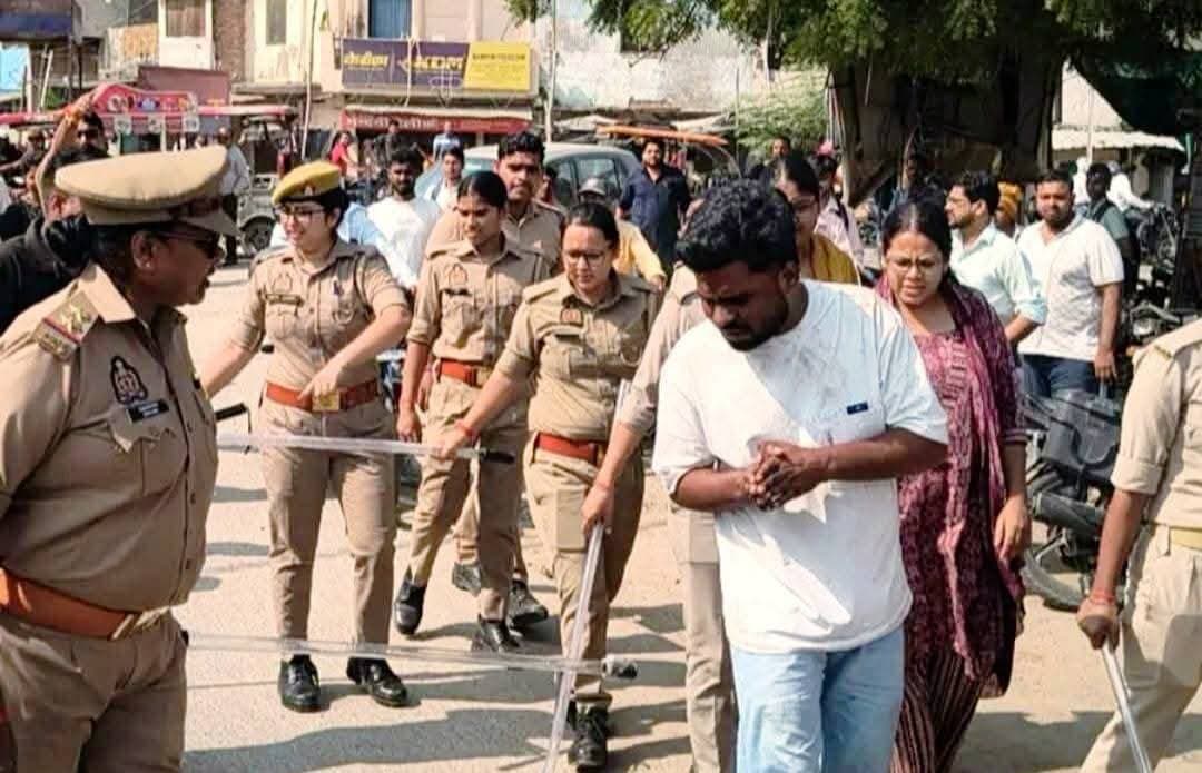 #प्रतापगढ़ में भगवाचुंगी में भरे बाजार छात्रा से छेड़खानी करने वाले सोहदे की पिटाई करते जुलुस निकाल कर कोतवाली पुलिस का बहुत ही सरहानीय कार्य
बीए की छात्रा से मांग रहे थे मोबाइल नंबर फिर क्या पहुंच गयीं मौके पर पुलिस
भंगवाचुंगी से कोतवाली तक पैदल पिछवाड़े में डंडा मारते हुए ले गयीं ।
#pratapgarh Pratapgarh Police UP Police #pratapgarhnews #pratapgarhup72