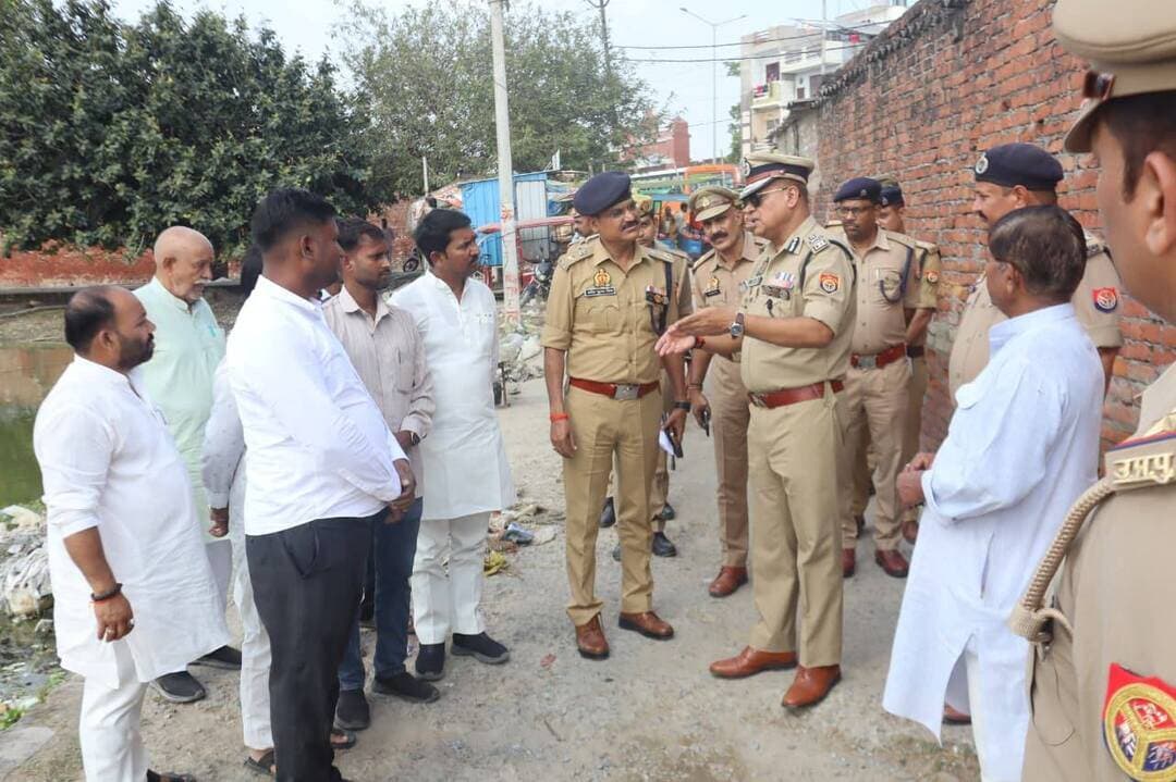 मऊ में दुर्गा पूजा और दशहरा को लेकर सुरक्षा सख्त, एडीजी नवीन अरोड़ा ने किया निरीक्षण
#MAU #maunews #maupolice
डीआईजी सुनील कुमार सिंह और एसपी सर्वेश कुमार मिश्रा के साथ संवेदनशील स्थलों का लिया जायजा, भीड़ प्रबंधन और यातायात व्यवस्था दुरुस्त रखने के निर्देश
मऊ। दुर्गा पूजा और दशहरा पर्व को शांतिपूर्ण एवं सौहार्दपूर्ण वातावरण में संपन्न कराने के लिए मंगलवार को अपर पुलिस महानिदेशक वाराणसी जोन नवीन अरोड़ा ने मऊ में सुरक्षा व्यवस्था का जायजा लिया। उन्होंने पुलिस उपमहानिरीक्षक आजमगढ़ परिक्षेत्र सुनील कुमार सिंह और पुलिस अधीक्षक मऊ सर्वेश कुमार मिश्रा के साथ दुर्गा पूजा पंडालों, रामलीला और दशहरा से जुड़े कार्यक्रम स्थलों का स्थलीय निरीक्षण किया। इस दौरान संवेदनशील स्थानों पर सुरक्षा प्रबंधों की समीक्षा कर संबंधित अधिकारियों को आवश्यक दिशा-निर्देश दिए गए।
निरीक्षण के दौरान अधिकारियों ने पूजा पंडालों और कार्यक्रम स्थलों पर पुलिस बल की तैनाती, भीड़ प्रबंधन, यातायात व्यवस्था तथा श्रद्धालुओं की सुरक्षा और सुविधाओं का जायजा लिया। अधिकारियों ने निर्देश दिया कि सभी प्रमुख आयोजन स्थलों पर पर्याप्त पुलिस बल तैनात किया जाए और संवेदनशील स्थानों पर विशेष सतर्कता बरती जाए।