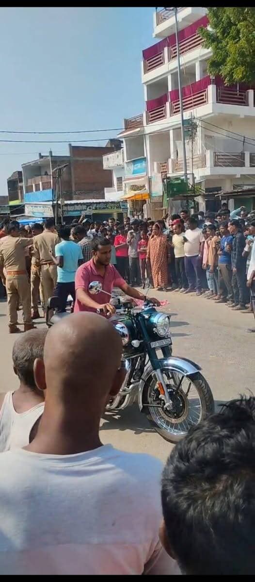 मऊ: मधुबन में अनियंत्रित पिकअप की टक्कर से 26 वर्षीय युवक की मौत
#MAU #maupolice #maunews #accident
सिपाह इब्राहिमाबाद बाजार में सड़क पार करते समय हुआ हादसा, पुलिस ने शव पोस्टमार्टम के लिए भेजा
मऊ। जिले के मधुबन थाना क्षेत्र के सिपाह इब्राहिमाबाद बाजार में मंगलवार दोपहर सड़क हादसे में 26 वर्षीय युवक की मौत हो गई। सड़क पार करते समय तेज रफ्तार अनियंत्रित पिकअप ने युवक को टक्कर मार दी। हादसे के बाद बाजार में अफरा-तफरी मच गई और घटनास्थल पर लोगों की भीड़ जुट गई। सूचना मिलने पर पहुंची पुलिस ने शव को कब्जे में लेकर पोस्टमार्टम के लिए जिला अस्पताल भेज दिया।
जानकारी के अनुसार, मधुबन थाना क्षेत्र के कमधेनवा सिपाह निवासी मुकेश (26) पुत्र लालधर मंगलवार दोपहर करीब एक बजे सिपाह इब्राहिमाबाद बाजार में सड़क पार कर रहा था। इसी दौरान तेज रफ्तार पिकअप ने उसे टक्कर मार दी। टक्कर इतनी जोरदार थी कि मुकेश गंभीर रूप से घायल होकर सड़क पर गिर पड़ा। हादसे में उसकी मौके पर ही मौत हो गई।
घटना के बाद आसपास मौजूद लोगों की भीड़ मौके पर जमा हो गई। हादसे की सूचना पुलिस को दी गई। पुलिस टीम ने घटनास्थल पर पहुंचकर आवश्यक कार्रवाई की और शव को पोस्टमार्टम के लिए जिला अस्पताल भिजवा दिया।
युवक की मौत की खबर से परिजनों में शोक का माहौल है। पुलिस हादसे से संबंधित जानकारी जुटा रही है और मामले की जांच कर रही है।