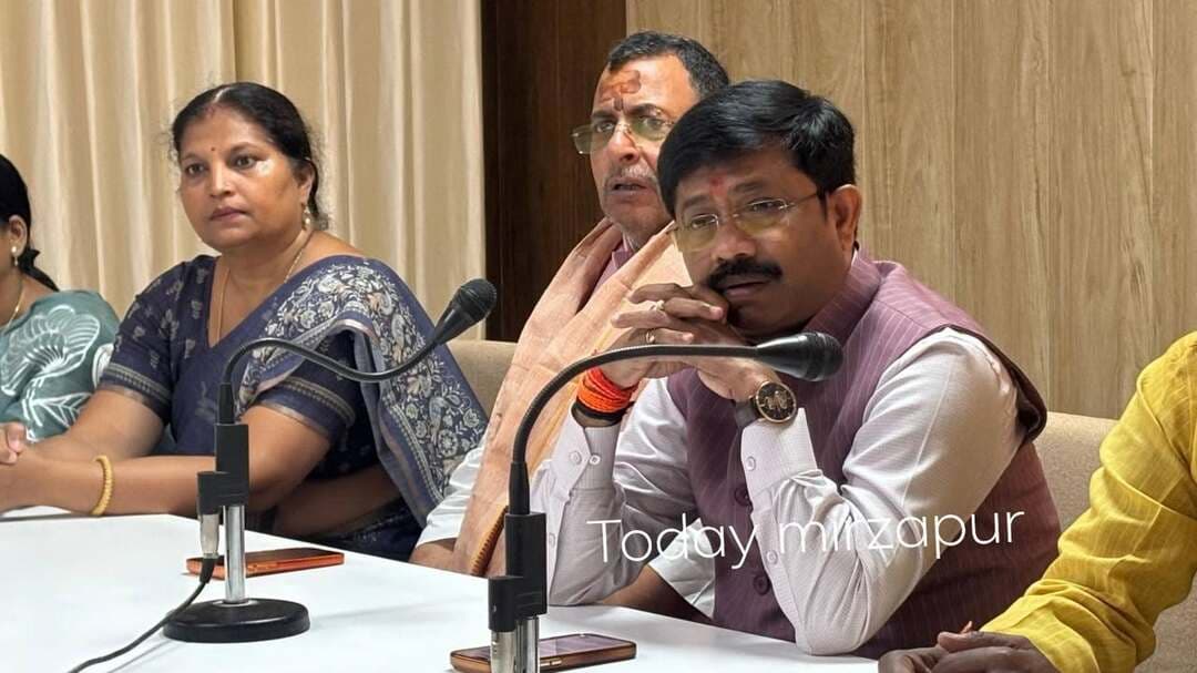 **मुख्यमंत्री के दौरे को लेकर प्रभारी मंत्री नन्दी ने की समीक्षा बैठक, तैयारियां समय से पूरी करने के निर्देश**
**मीरजापुर।** जनपद प्रभारी मंत्री नन्द गोपाल गुप्ता ‘नन्दी’ ने मंगलवार को अष्टभुजा गेस्ट हाउस में जनप्रतिनिधियों और अधिकारियों के साथ बैठक कर 15 अक्टूबर को मुख्यमंत्री योगी आदित्यनाथ के प्रस्तावित जनपद भ्रमण और नवरात्र मेला व्यवस्थाओं की समीक्षा की।
प्रभारी मंत्री ने हेलीपैड से विंध्याचल मंदिर और जनसभा स्थल तक रूट व्यवस्था दुरुस्त रखने, सुरक्षा, बैरिकेडिंग, पार्किंग, साफ-सफाई, पेयजल और यातायात प्रबंधन सुनिश्चित करने के निर्देश दिए। उन्होंने विंध्य कॉरिडोर के चारों प्रमुख मार्गों और गंगा घाटों पर भी विशेष सफाई व्यवस्था बनाए रखने को कहा।
जिलाधिकारी पवन कुमार गंगवार ने मुख्यमंत्री के आगमन की तैयारियों की जानकारी दी, जबकि पुलिस अधीक्षक अपर्णा रजत कौशिक ने सुरक्षा एवं यातायात व्यवस्था का विवरण प्रस्तुत किया।
मंत्री नन्दी ने स्पष्ट कहा कि मुख्यमंत्री के दौरे की तैयारियों में किसी भी स्तर पर लापरवाही बर्दाश्त नहीं की जाएगी। सभी अधिकारी आपसी समन्वय से निर्धारित समय के भीतर व्यवस्थाएं पूरी करें, ताकि आमजन को किसी प्रकार की परेशानी न हो।
बैठक में नगर विधायक रत्नाकर मिश्र, मड़िहान विधायक रमाशंकर सिंह पटेल, मझवां विधायक सुचिस्मिता मौर्य, छानबे विधायक रिंकी कोल, एमएलसी विनीत सिंह, भाजपा जिलाध्यक्ष लाल बहादुर सरोज सहित अन्य जनप्रतिनिधि एवं संबंधित विभागों के अधिकारी मौजूद रहे।
#मिर्जापुर #मुख्यमंत्रीयोगीआदित्यनाथ #नन्दगोपालगुप्ता #विंध्याचल #विंध्यकॉरिडोर #TodayMirzapur
