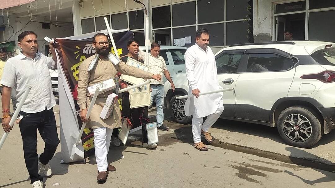 सोनीपत: सोनीपत में खराब स्ट्रीट लाइटों को लेकर पार्षदों का अनोखा प्रदर्शन, निगम आयुक्त ने किया समाधान का आश्वासन