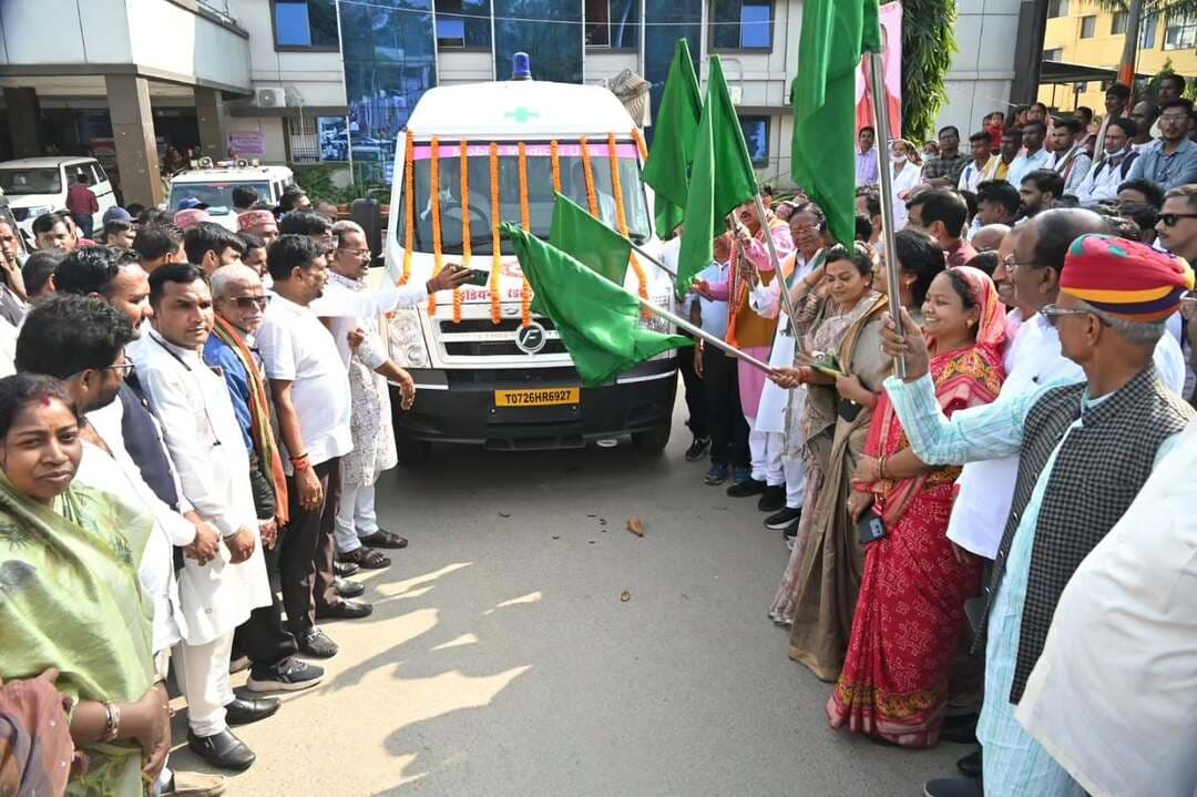 अब मरीजों के घर तक पहुंचेगी स्वास्थ्य सेवा, ‘डॉक्टर आपके द्वार’ एम्बुलेंस सेवा का शुभारंभ
सेवा संकल्प अभियान के अंतर्गत स्वास्थ्य मंत्री श्री श्याम बिहारी जायसवाल एवं महिला एवं बाल विकास मंत्री श्रीमती लक्ष्मी राजवाड़े ने सूरजपुर में ‘डॉक्टर आपके द्वार’ एम्बुलेंस सेवा का शुभारंभ किया। इसके माध्यम से जरूरतमंद मरीजों को घर के समीप स्वास्थ्य परामर्श एवं प्राथमिक उपचार की सुविधा उपलब्ध कराने का प्रयास किया जाएगा।
इस अवसर पर प्राथमिक स्वास्थ्य केंद्र कमलपुर एवं चंद्रमेढ़ा के विकास कार्यों का लोकार्पण सहित स्वास्थ्य सुविधाओं के विस्तार हेतु विभिन्न घोषणाएं भी की गईं।
#सेवा_संकल्प_अभियान #SevaSankalpAbhiyan #SevaSankalp #JanSeva #JanBhagidari
@chhattisgarhcmo @healthcggov @dpr.chhattisgarh @shyambiharibjp @laxmirajwadeofficial @rena_jamil_ias