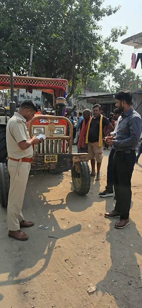 सड़क सुरक्षा एवं हेलमेट जागरूकता अभियान
परिवहन विभाग के निर्देशानुसार, जिला परिवहन विभाग, लखीसराय की टीम द्वारा आज सड़क दुर्घटनाओं में कमी लाने तथा यातायात नियमों का सख्ती से अनुपालन सुनिश्चित कराने के उद्देश्य से जमुई मोड़ से रामगढ़ चौक मोड़ तक विशेष जाँच एवं प्रवर्तन अभियान चलाया गया।
अभियान के दौरान यातायात नियमों का उल्लंघन करने वाले 24 वाहन चालकों के विरुद्ध चालान की कार्रवाई की गई तथा कुल ₹67,000/- का जुर्माना वसूल किया गया।
जाँच अभियान के दौरान दोपहिया वाहन चालकों द्वारा हेलमेट के उपयोग, चारपहिया वाहनों में सीट बेल्ट के अनुपालन, ट्रैक्टरों के आवश्यक कागजात, बसों की छतों पर यात्रियों के अनधिकृत परिवहन तथा वाहनों द्वारा निर्धारित गति सीमा के उल्लंघन सहित विभिन्न यातायात नियमों की जाँच की गई।