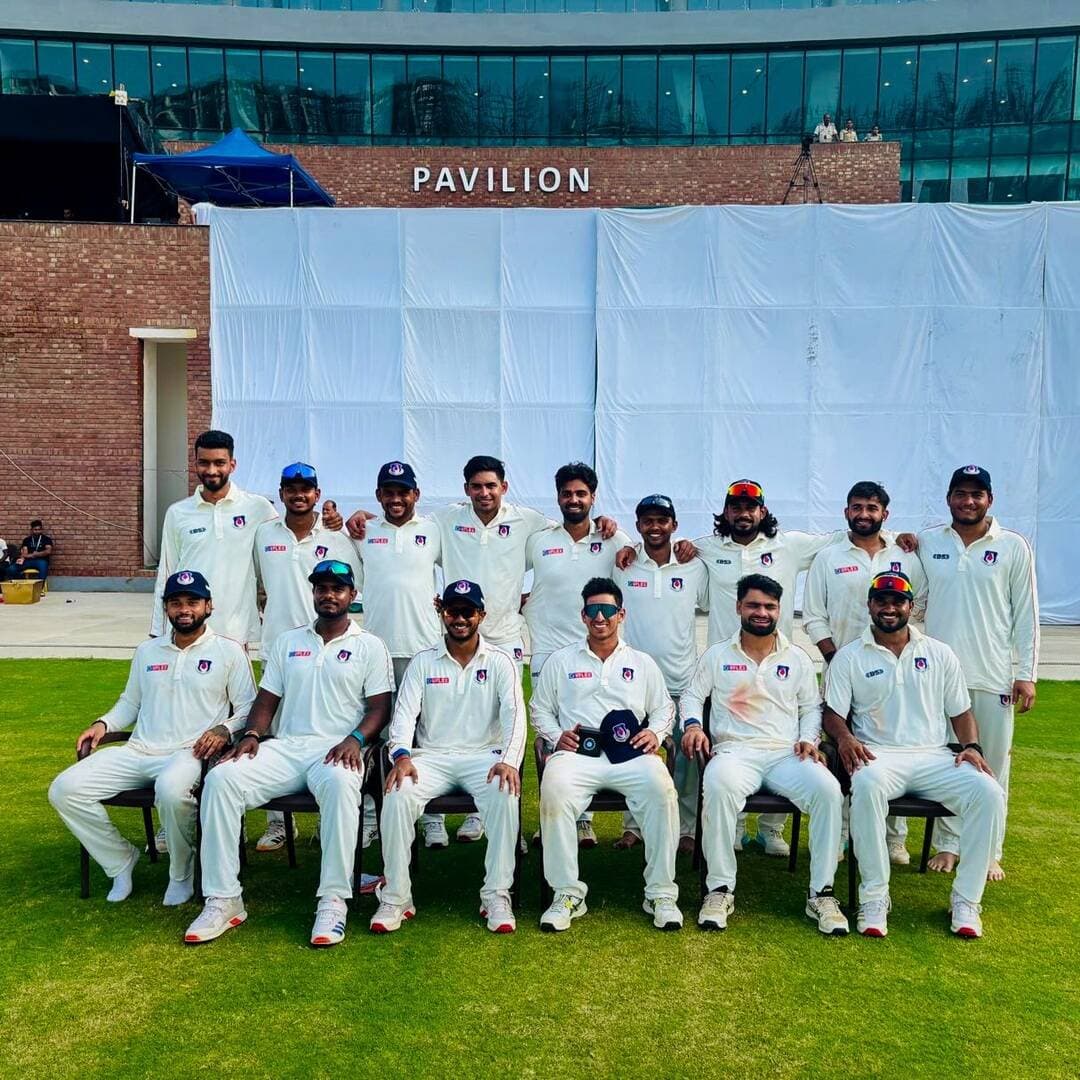 🏏🔥 राजगीर के मैदान पर उत्तर प्रदेश का दबदबा, बिहार को करारी शिकस्त!
राजगीर इंटरनेशनल स्टेडियम में खेले गए रणजी मुकाबले में उत्तर प्रदेश ने बिहार को पारी और 267 रनों से हराकर शानदार जीत दर्ज की। 💥
रिंकू सिंह और माधव कौशिक के शतकों की बदौलत यूपी ने पहली पारी में 540 रनों का विशाल स्कोर खड़ा किया। जवाब में बिहार की टीम पहली पारी में 141 और दूसरी पारी में महज 132 रनों पर सिमट गई।
⭐ माधव कौशिक बने ‘प्लेयर ऑफ द मैच’!
📍 राजगीर इंटरनेशनल स्टेडियम, राजगीर
🏆 रणजी ट्रॉफी | उत्तर प्रदेश बनाम बिहार
राजगीर के मैदान पर क्रिकेट का रोमांच, लेकिन मुकाबले में यूपी का एकतरफा राज! 🔥🏏
#PyaraRajgir #Rajgir #RanjiTrophy #BiharCricket
