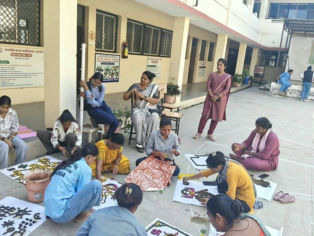 शासकीय कन्या महाविद्यालय में संजा बनाओ प्रतियोगिता आयोजित
________________
छात्राओं ने संजा माता की आकर्षक कलाकृतियां बनाकर दिखाई कलात्मक प्रतिभा
________________
निमाड़ की लोक संस्कृति एवं पारंपरिक लोकगीतों ने बांधा समां
________________
खरगोन 13 अक्टूबर 2026। शासकीय कन्या महाविद्यालय, खरगोन में राष्ट्रीय शिक्षा नीति 2020 के अंतर्गत विकसित भारत @2047 की संकल्पना को साकार करने तथा स्थानीय लोक संस्कृति, कला एवं सांस्कृतिक विरासत के संरक्षण और संवर्धन के उद्देश्य से पैनल चर्चा एवं संजा बनाओ प्रतियोगिता का आयोजन किया गया। महाविद्यालय के प्राचार्य डॉ. आर. के. यादव की अध्यक्षता में आयोजित इस कार्यक्रम में छात्राओं ने उत्साहपूर्वक सहभागिता कर अपनी रचनात्मक एवं कलात्मक प्रतिभा का प्रदर्शन किया।
कार्यक्रम का उद्देश्य छात्राओं को भारतीय ज्ञान परंपरा तथा निमाड़ की समृद्ध लोक संस्कृति से जोड़ना और पारंपरिक कलाओं के प्रति जागरूकता बढ़ाना था। प्रतियोगिता में छात्राओं ने संजा माता की आकर्षक कलाकृतियां बनाकर निमाड़ की पारंपरिक कला एवं संस्कृति के प्रति अपनी रुचि प्रदर्शित की।
इस अवसर पर राष्ट्रीय शिक्षा नीति प्रभारी डॉ. ममता गोयल ने अपने विचार व्यक्त करते हुए कहा कि राष्ट्रीय शिक्षा नीति 2020 विद्यार्थियों के सर्वांगीण विकास, भारतीय ज्ञान परंपरा, स्थानीय कला-संस्कृति के संरक्षण तथा कौशल विकास पर विशेष बल देती है। इस प्रकार की गतिविधियों से छात्राओं में रचनात्मकता, सांस्कृतिक चेतना और अपनी विरासत के प्रति सम्मान की भावना विकसित होती है।
प्रतियोगिता में छात्राओं ने हासिल किए स्थान
संजा बनाओ प्रतियोगिता में कुमारी पूनम चंदन गोयल, बी.एससी. गृह विज्ञान द्वितीय वर्ष ने प्रथम स्थान प्राप्त किया। कुमारी बेबी देवनारायण दोहरे ने द्वितीय तथा कुमारी चंदा भागीरथ, बी.एससी. तृतीय वर्ष ने तृतीय स्थान प्राप्त किया। अन्य प्रतिभागी छात्राओं को भी प्रोत्साहित किया गया। प्रतियोगिता में निर्णायक की भूमिका प्रोफेसर प्रीति हाड़ा एवं डॉ. सेवंती डावर ने निभाई।
पारंपरिक निमाड़ी लोकगीत रहे आकर्षण का केंद्र
कार्यक्रम का विशेष आकर्षण छात्राओं द्वारा संजा माता के पारंपरिक निमाड़ी लोकगीतों की प्रस्तुति रही। लोकगीतों के माध्यम से छात्राओं ने निमाड़ की समृद्ध लोक परंपराओं और सांस्कृतिक विरासत को जीवंत किया।
कार्यक्रम में डॉ. मोनिका चौहान, डॉ. मनीषा चौहान, प्रोफेसर अनुराधा बरुड़, प्रोफेसर शर्मिला किराड़े, प्रोफेसर दिव्या व्यास, डॉ. बसंती मुजाल्दे सहित महाविद्यालय की छात्राएं उपस्थित रहीं।
#JansamparkMP #khargone #सेवा_संकल्प_अभियान