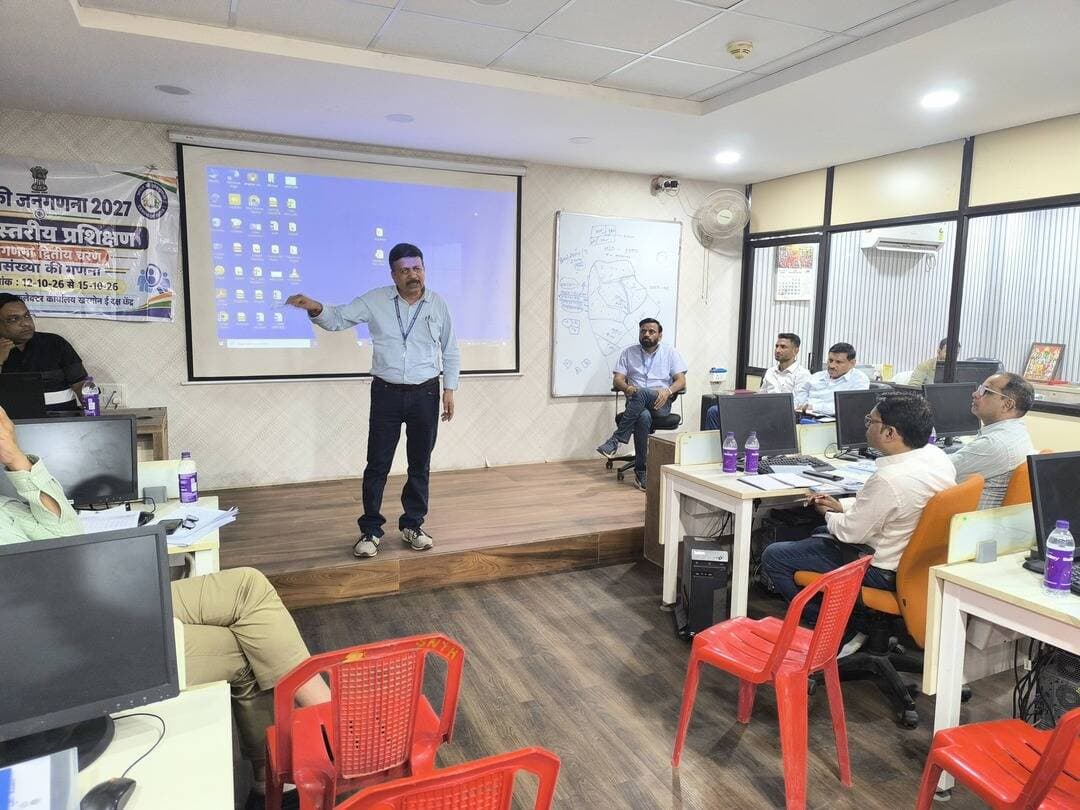 जनगणना-2027 के द्वितीय चरण के प्रशिक्षण का आयोजन
________________
कलेक्टर एवं प्रमुख जिला जनगणना अधिकारी के निर्देशन में आयोजित हो रहा चार दिवसीय प्रशिक्षण
________________
जिला एवं नगरीय चार्ज अधिकारियों के बाद ग्रामीण चार्ज अधिकारियों को दिया जाएगा प्रशिक्षण
________________
जनसंख्या गणना की प्रक्रिया, तकनीकी कार्यों और डेटा गुणवत्ता के संबंध में दी जा रही जानकारी
________________
खरगोन 13 अक्टूबर 2026। कलेक्टर एवं प्रमुख जिला जनगणना अधिकारी श्री गुरु प्रसाद के निर्देशन में जनगणना-2027 के द्वितीय चरण अर्थात जनसंख्या गणना के सफल क्रियान्वयन के लिए नवीन कलेक्ट्रेट भवन स्थित कक्ष क्रमांक-24, ई-दक्ष केंद्र में 12 से 15 अक्टूबर 2026 तक चार दिवसीय जिला स्तरीय प्रशिक्षण आयोजित किया जा रहा है।
प्रशिक्षण के अंतर्गत 12 एवं 13 अक्टूबर को जिला एवं नगरीय चार्ज से संबंधित अधिकारियों को प्रशिक्षण दिया गया। वहीं, 14 एवं 15 अक्टूबर को ग्रामीण चार्ज अधिकारियों एवं संबंधित कर्मचारियों को प्रशिक्षण प्रदान किया जाएगा।
जनगणना की प्रक्रिया एवं तकनीकी कार्यों की दी जा रही जानकारी
प्रशिक्षण में जनगणना की परिचालन प्रक्रिया एवं अधिकारियों के दायित्वों, सीएमएमएस पोर्टल पर गणना ब्लॉक (ईबी) का गठन, उप-गणना ब्लॉक (सब ईबी) का सीमांकन, ले-आउट मैप, संक्षिप्त मकान सूची एवं चार्ज रजिस्टर तैयार करने की प्रक्रिया की जानकारी दी जा रही है। इसके साथ ही पीई मोबाइल ऐप, स्व-गणना पोर्टल, जनगणना की अवधारणाओं एवं प्रश्न क्रमांक 1 से 40 तक की जानकारी, डेटा गुणवत्ता, प्रचार-प्रसार तथा लॉजिस्टिक्स प्रबंधन से संबंधित विषयों पर भी प्रशिक्षण दिया जा रहा है।
सटीक एवं समयबद्ध जनगणना के लिए अधिकारियों को किया जा रहा दक्ष
प्रशिक्षण का उद्देश्य अधिकारियों को आगामी जनसंख्या गणना के लिए आवश्यक प्रशासनिक एवं तकनीकी कार्यों, प्रगणक एवं पर्यवेक्षक प्रशिक्षण की व्यवस्था, क्षेत्रीय कवरेज तथा गणना कार्य की निगरानी के लिए दक्ष बनाना है। इससे जनगणना की प्रक्रिया को व्यवस्थित एवं प्रभावी ढंग से संचालित करने में सहायता मिलेगी। कलेक्टर एवं प्रमुख जिला जनगणना अधिकारी श्री गुरु प्रसाद के निर्देशन में जनगणना कार्य को शुद्धता, पारदर्शिता एवं समयबद्धता के साथ संपन्न कराने के लिए आवश्यक तैयारियां की जा रही हैं।
#JansamparkMP #khargone Chief Electoral Officer Madhya Pradesh Election Commission of India