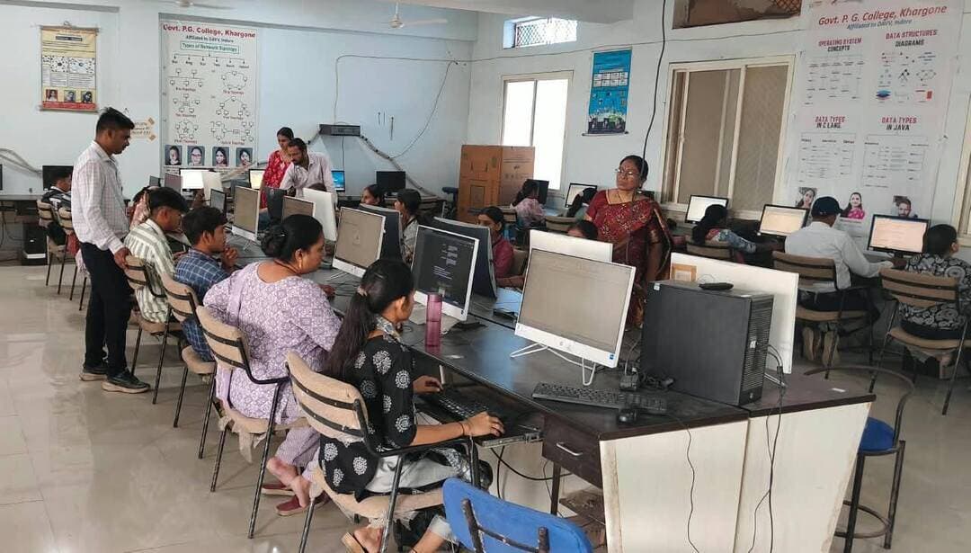 महिला सशक्तिकरण की दिशा में पहल, 150 से अधिक छात्राएं ले रही हैं कंप्यूटर प्रशिक्षण
________________
प्रधानमंत्री कॉलेज ऑफ एक्सीलेंस खरगोन में चार बैचों में दिया जा रहा व्यावहारिक प्रशिक्षण
________________
एआई, एमएस वर्ड, टैली और साइबर सुरक्षा की जानकारी से छात्राओं को बनाया जा रहा तकनीकी रूप से दक्ष
________________
खरगोन 13 अक्टूबर 2026। प्रधानमंत्री कॉलेज ऑफ एक्सीलेंस, शासकीय स्नातकोत्तर महाविद्यालय खरगोन में प्राचार्य डॉ. जी.एस. चौहान के मार्गदर्शन में महिला सशक्तिकरण समिति एवं कंप्यूटर विभाग के संयुक्त तत्वावधान में छात्राओं के लिए विशेष कंप्यूटर प्रशिक्षण कार्यक्रम आयोजित किया जा रहा है। कार्यक्रम के अंतर्गत चार बैचों में 150 से अधिक छात्राएं कंप्यूटर का व्यावहारिक प्रशिक्षण प्राप्त कर रही हैं।
प्रशिक्षण के दौरान छात्राओं को कंप्यूटर की बुनियादी जानकारी के साथ आर्टिफिशियल इंटेलिजेंस (एआई), कार्यालयीन कार्यों में कंप्यूटर का उपयोग, एमएस वर्ड, टैली तथा साइबर सुरक्षा से संबंधित महत्वपूर्ण जानकारियां दी जा रही हैं। इस पहल का उद्देश्य छात्राओं को डिजिटल तकनीक में दक्ष बनाना, उनकी कार्यकुशलता बढ़ाना तथा उन्हें रोजगार और भविष्य की व्यावसायिक आवश्यकताओं के लिए तैयार करना है।
डिजिटल ज्ञान से बढ़ेगा आत्मविश्वास
महिला सशक्तिकरण समिति की संयोजक डॉ. ललिता बर्गे ने बताया कि वर्तमान डिजिटल युग में कंप्यूटर एवं तकनीकी ज्ञान प्रत्येक विद्यार्थी के लिए आवश्यक है। छात्राओं को व्यावहारिक प्रशिक्षण मिलने से उनका आत्मविश्वास बढ़ेगा तथा वे शिक्षा, रोजगार और कार्यालयीन कार्यों में तकनीक का बेहतर उपयोग कर सकेंगी।
महाविद्यालय के प्राचार्य डॉ. जी.एस. चौहान ने इस पहल को छात्राओं के कौशल विकास एवं आत्मनिर्भरता की दिशा में महत्वपूर्ण बताया। उन्होंने कहा कि इस प्रकार के प्रशिक्षण कार्यक्रम छात्राओं को आधुनिक तकनीक से जोड़ने और उनके उज्ज्वल भविष्य के निर्माण में सहायक सिद्ध होंगे।
इस अवसर पर समिति के सदस्य डॉ. गणेश पाटिल, डॉ. गायत्री चौहान, डॉ. सोनिका बघेल, डॉ. सावित्री भगोरे सहित प्रशिक्षण प्राप्त कर रही छात्राएं उपस्थित रहीं।
#JansamparkMP #khargone