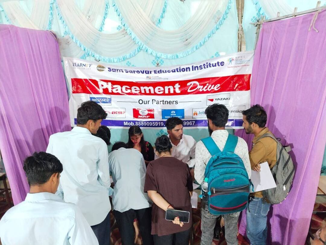 युवा संगम में 214 युवाओं का रोजगार के लिए प्राथमिक चयन
________________
शासकीय आईटीआई खरगोन में रोजगार, स्वरोजगार एवं अप्रेंटिसशिप मेले का आयोजन
________________
युवाओं को स्वरोजगार अपनाकर उद्यमी बनने के लिए किया प्रेरित, 47 युवाओं का प्रशिक्षण हेतु पंजीयन
________________
खरगोन 13 अक्टूबर 2026। कलेक्टर श्री गुरु प्रसाद के निर्देशानुसार एवं मुख्य कार्यपालन अधिकारी जिला पंचायत श्री मिलिंद कुमार नागदेवे के मार्गदर्शन में जिले के युवाओं को रोजगार के अवसर उपलब्ध कराने के उद्देश्य से जिला रोजगार कार्यालय, खरगोन द्वारा शासकीय आईटीआई, खरगोन में युवा संगम (रोजगार, स्वरोजगार एवं अप्रेंटिसशिप मेला) आयोजित किया गया। मेले का शुभारंभ नगर पालिका अध्यक्ष श्रीमती छाया जोशी, जिला पंचायत उपाध्यक्ष श्री बापू सिंह परिहार एवं जिला पंचायत के मुख्य कार्यपालन अधिकारी श्री मिलिंद कुमार नागदेवे ने किया।
युवाओं को रोजगार एवं स्वरोजगार के लिए किया प्रेरित
नगर पालिका अध्यक्ष श्रीमती छाया जोशी ने युवाओं को रोजगार के अधिक से अधिक अवसरों का लाभ लेने के लिए मार्गदर्शन दिया। साथ ही स्वरोजगार के माध्यम से युवा उद्यमी बनने के लिए प्रेरित किया। जिला पंचायत उपाध्यक्ष श्री बापू सिंह परिहार ने उपस्थित युवाओं को नशामुक्ति की शपथ दिलाई।
मुख्य कार्यपालन अधिकारी जिला पंचायत श्री मिलिंद कुमार नागदेवे ने मेले में शामिल निजी कंपनियों के प्रतिनिधियों को युवाओं के समक्ष अपनी कंपनियों की कार्यप्रणाली, रोजगार के अवसरों एवं उपलब्ध सुविधाओं की विस्तृत जानकारी देने के निर्देश दिए, ताकि युवा विभिन्न कंपनियों के बारे में जानकारी प्राप्त कर रोजगार के बेहतर विकल्प चुन सकें।
214 युवाओं का प्राथमिक चयन, 47 युवाओं का प्रशिक्षण के लिए पंजीयन
युवा संगम में शामिल निजी कंपनियों द्वारा कुल 214 युवाओं का रोजगार के लिए प्राथमिक चयन किया गया। उद्योग विभाग द्वारा हितग्राहियों को विभिन्न योजनाओं के तहत हितलाभ वितरित किए गए। स्वास्थ्य विभाग द्वारा उपस्थित युवाओं का स्वास्थ्य परीक्षण किया गया, वहीं आरसेटी के माध्यम से प्रशिक्षण प्राप्त करने के लिए 47 युवाओं का पंजीयन किया गया।
कर्मचारी भविष्य निधि संगठन (ईपीएफओ) से आए प्रतिनिधि ने प्रधानमंत्री विकसित भारत रोजगार योजना के संबंध में युवाओं को विस्तृत जानकारी दी तथा योजना का प्रचार-प्रसार किया।
कार्यक्रम में जिला रोजगार अधिकारी श्रीमती प्रीतिबाला सस्ते, शासकीय आईटीआई के प्राचार्य श्री विशाल नरगावे, आरसेटी प्रबंधक श्री रजत अग्रवाल, उद्योग विभाग के सहायक प्रबंधक श्री राजीव बरडे, डॉ. भूपेश पाटीदार, सुश्री किरण डुडवे, स्वास्थ्य विभाग के डॉ. अविनाश सोनी तथा ईपीएफओ खंडवा के श्री बांद्रे सहित अन्य अधिकारी एवं कर्मचारी उपस्थित रहे।
#JansamparkMP #khargone