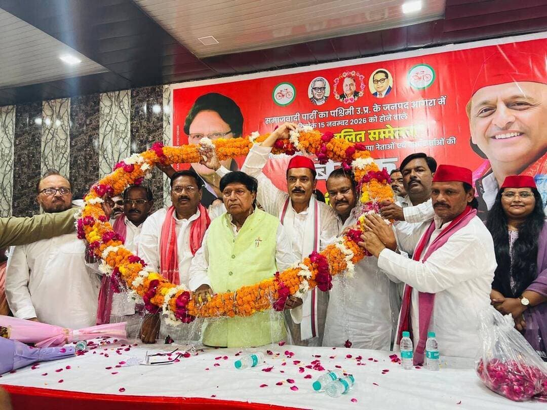 👉#शाहजहांपुर में रामजी लाल सुमन का जोरदार स्वागत, भाजपा पर साधा निशाना
--#15 नवंबर को आगरा में होने वाले दलित सम्मेलन की तैयारियों पर चर्चा, 2027 में सपा-PDA सरकार बनाने का किया दावा
शाहजहांपुर। समाजवादी पार्टी के राष्ट्रीय महासचिव एवं राज्यसभा सांसद रामजी लाल सुमन मंगलवार को शाहजहांपुर पहुंचे। ईदगाह रोड स्थित कोहिनूर मैरिज लॉन में सपा नेताओं और कार्यकर्ताओं ने जिलाध्यक्ष एवं पूर्व चेयरमैन तनवीर खान के नेतृत्व में उनका जोरदार स्वागत किया। इस दौरान उन्हें अंगवस्त्र भेंट किया गया और 21 किलो की विशाल फूलों की माला पहनाई गई। बैठक में आगामी 15 नवंबर को आगरा में होने वाले विशाल दलित सम्मेलन की तैयारियों पर चर्चा की गई। साथ ही शाहजहांपुर से अधिक से अधिक संख्या में नेताओं, पदाधिकारियों और कार्यकर्ताओं के सम्मेलन में पहुंचने की अपील की गई।राज्यसभा सांसद रामजी लाल सुमन ने कहा कि दलित समाज का सम्मान, अधिकार और राजनीतिक भागीदारी समतामूलक समाज की असली पहचान है। बाबा साहब डॉ. भीमराव अंबेडकर के संविधान और विचारों को मजबूत करना सभी की जिम्मेदारी है। उन्होंने कहा कि सपा अध्यक्ष अखिलेश यादव के नेतृत्व में सामाजिक न्याय, समानता और पीडीए समाज की भागीदारी को आगे बढ़ाने का संकल्प लिया गया है। सपा की सरकार बनने पर दलित समाज के सम्मान, शिक्षा, रोजगार, सुरक्षा और अधिकारों को प्राथमिकता दी जाएगी।उन्होंने भाजपा पर निशाना साधते हुए कहा कि भाजपा ने भगवान राम के नाम का सहारा लेकर उत्तर प्रदेश में सरकार बनाई, लेकिन अयोध्या में राम मंदिर के चंदे और चढ़ावे में चोरी होने का आरोप लगाया। उन्होंने दावा किया कि 2027 के विधानसभा चुनाव में भाजपा को करारी हार का सामना करना पड़ेगा। उन्होंने कहा कि बाबा साहब डॉ. भीमराव अंबेडकर और गौतम बुद्ध की मूर्तियों को खंडित करना उनके विचारों पर हमला करने जैसा है। रामजी लाल सुमन ने कहा कि उन्हें पूरी उम्मीद है कि 2027 के विधानसभा चुनाव में भाजपा को उत्तर प्रदेश के इतिहास की सबसे करारी हार मिलेगी।राज्यसभा सांसद ने कहा कि भाजपा सरकार में दलित, पिछड़े, अल्पसंख्यक, नौजवान, किसान और मजदूर समेत समाज के विभिन्न वर्गों को परेशानियों का सामना करना पड़ रहा है। उन्होंने सभी वर्गों से एकजुट होकर आगामी विधानसभा चुनाव में भाजपा को हराने और सपा-पीडीए की सरकार बनाने के लिए काम करने की अपील की।बैठक के समापन पर सपा जिलाध्यक्ष एवं पूर्व चेयरमैन तनवीर खान ने सभी नेताओं, पदाधिकारियों और कार्यकर्ताओं का आभार व्यक्त किया। उन्होंने पार्टी की नीतियों और विचारधारा को जन-जन तक पहुंचाने तथा सामाजिक न्याय, संविधान और पीडीए की लड़ाई को मजबूत करने का आह्वान किया। इस दौरान पूर्व विधायक राजेश यादव, पूर्व मंत्री अवधेश कुमार वर्मा, पूर्व विधायक रोशन लाल वर्मा, पूर्व एमएलसी अमित यादव, पूर्व लोकसभा प्रत्याशी ज्योत्सना कश्यप, सैयद रिजवान अहमद, नीरज मिश्रा, अतिउल्ला सिद्दीकी, चौधरी रामकुमार भोजवाल, गायत्री वर्मा, जितेंद्र प्रसाद गौतम, सूरजपाल सिंह यादव, संदीप यादव, डॉ. जितेंद्र वर्मा, मुनेंद्र पाल सिंह यादव, विकास चंद्र एडवोकेट, कमल किशोर कठेरिया, राजकुमार रावत, शारदा राज पासी, अवधेश कुमार पाल, करुणा शंकर दीक्षित, मिश्रीलाल पटेल, सत्येंद्र यादव, पार्थ यादव, पिंटू यादव, किरन कठेरिया, प्रसून कुमार कनोजिया, हफीज अंसारी, उत्पल यादव, आकाश यादव, शादाब खान, लल्ला सिंह यादव, नीलम, नाजिम फारुकी, सविता कठेरिया, पार्वती सैनी, नसीम खान, गुफरान खान, अजीम खान, बबल किशोर वाल्मीकि, अभय शंकर वाल्मीकि, सत्येंद्र कुमार गौतम, श्याना सिंह यादव, धनपाल सिंह, कौशल यादव, राजपाल कठेरिया, अब्दुल लईक, डॉ. सुहेल खान, छोटे मुन्ना, शमसुद्दीन सिद्दीकी, पीएल गौतम, राजकुमार शर्मा, शहजैब खान, उजैर खान, अमन खान, रफत खान, श्लोक मौर्य, टिंकू सिंह, संतोष कुमार पाल, पप्पू, शिवपाल सिंह बड़े, अवधेश सिंह चौहान, मोहम्मद हाशिम, सिद्दीक खान, रिजवान अहमद, सरताज इदरीसी, बलविंदर यादव, सौमित्र यादव, रवि गौतम, नरेंद्र कश्यप, विपिन यदुवंशी, अखिलेश यादव, सलीम खान, अरशद अली, इकबाल मंसूरी, तस्लीम कुरैशी, महावीर सिंह, सचिन भोजवाल, रमेश पाल, अनिल भास्कर, श्यामलाल जाटव, दिनेश जाटव, सुमित जाटव, फराज इदरीसी, साबिर इदरीसी सहित सपा जिलाध्यक्ष के प्रतिनिधि एवं मीडिया प्रभारी मोहम्मद शाहनवाज समेत बड़ी संख्या में पार्टी कार्यकर्ता मौजूद रहे।
Tanveer Khan Samajwadi Party टीम तनवीर खां
Avdhesh Kumar Verma Mohd Shahnawaz