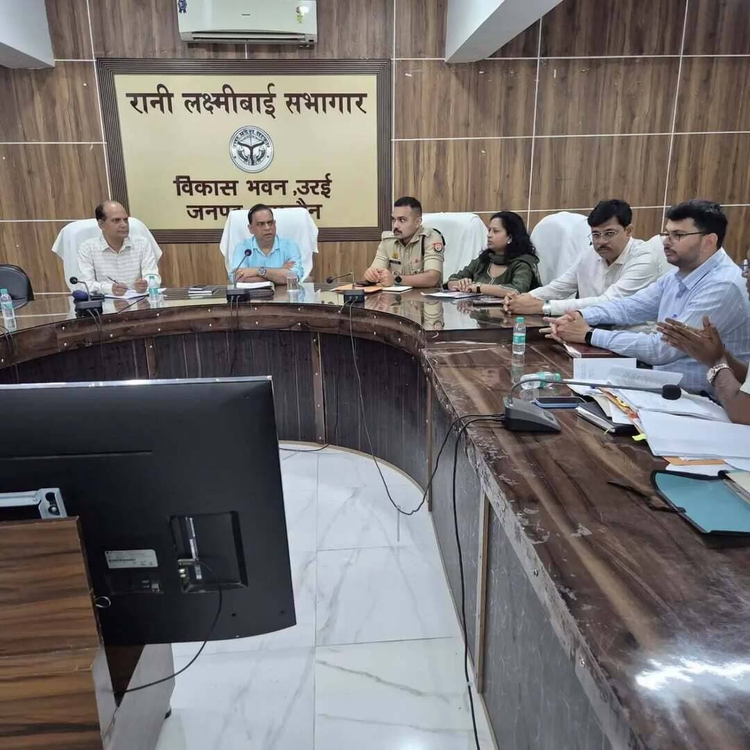 PET-2026: जालौन में 12 केंद्रों पर होगी परीक्षा, 29,952 अभ्यर्थियों के लिए प्रशासन ने कसी कमर
जिलाधिकारी समीर ने की तैयारियों की समीक्षा, परीक्षा केंद्रों का निरीक्षण कर कमियां दूर करने के निर्देश
उरई (जालौन), 13 अक्टूबर। प्रारंभिक अर्हता परीक्षा (PET)-2026 को लेकर जालौन जिला प्रशासन ने तैयारियां तेज कर दी हैं। जनपद में परीक्षा के लिए 12 केंद्र निर्धारित किए गए हैं, जहां कुल 29,952 अभ्यर्थी शामिल होंगे। परीक्षा को नकलविहीन, निष्पक्ष और शांतिपूर्ण ढंग से संपन्न कराने के लिए प्रत्येक केंद्र पर सेक्टर मजिस्ट्रेट और स्टेटिक मजिस्ट्रेट की तैनाती के निर्देश दिए गए हैं।
विकास भवन स्थित रानी लक्ष्मीबाई सभागार में जिलाधिकारी समीर ने संबंधित अधिकारियों के साथ बैठक कर परीक्षा की तैयारियों की समीक्षा की। उन्होंने स्पष्ट निर्देश दिए कि परीक्षा से पहले सभी केंद्रों पर जरूरी सुविधाएं, सुरक्षा प्रबंध और अन्य व्यवस्थाएं पूरी कर ली जाएं, जिससे परीक्षा के दौरान अभ्यर्थियों को किसी तरह की परेशानी न हो।
परीक्षा से पहले केंद्रों की जांच करेंगे अधिकारी
जिलाधिकारी ने अधिकारियों को अपने-अपने निर्धारित परीक्षा केंद्रों का स्थलीय निरीक्षण करने के निर्देश दिए। निरीक्षण के दौरान मिलने वाली कमियों को परीक्षा से पहले दूर करने और व्यवस्थाओं को दुरुस्त रखने पर जोर दिया गया। उन्होंने कहा कि परीक्षा की जिम्मेदारी संभाल रहे सभी अधिकारी आपसी समन्वय के साथ काम करें, ताकि किसी भी स्तर पर लापरवाही की स्थिति न बने।
नकल रोकने के लिए रहेगी कड़ी निगरानी
PET-2026 की शुचिता बनाए रखने के लिए परीक्षा केंद्रों पर निगरानी और सुरक्षा व्यवस्था को प्रभावी बनाने के निर्देश दिए गए हैं। प्रशासन का जोर परीक्षा को पारदर्शी तरीके से संपन्न कराने के साथ ही अभ्यर्थियों के लिए व्यवस्थित वातावरण उपलब्ध कराने पर है।
जिलाधिकारी समीर ने कहा कि परीक्षा को सकुशल संपन्न कराना प्रशासन की प्राथमिकता है। सभी संबंधित अधिकारी अपनी जिम्मेदारियों का गंभीरता से निर्वहन करें और निर्धारित समय से पहले तैयारियां पूरी कर लें।
बैठक में अपर जिलाधिकारी वित्त एवं राजस्व राजीव राज, अपर पुलिस अधीक्षक ईशान सोनी, अपर जिलाधिकारी नमामि गंगे शिवानी सिंह, जिला विद्यालय निरीक्षक राजकुमार पंडित समेत अन्य संबंधित अधिकारी मौजूद रहे।