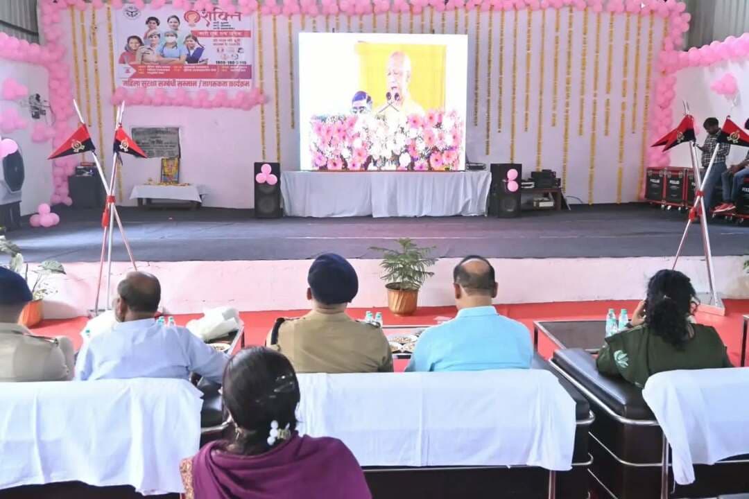 ग्राम प्रहरियों को मुख्यमंत्री की सौगात, मानदेय 2,500 से बढ़ाकर 3,500; परिवार सहित मिलेगा 5 लाख तक कैशलेस उपचार
बरेली में प्रदेश के 68 हजार ग्राम प्रहरियों के सम्मान कार्यक्रम का जालौन पुलिस लाइन में हुआ सजीव प्रसारण
जनप्रतिनिधियों एवं अधिकारियों ने ग्राम प्रहरियों के योगदान को सराहा
उरई (जालौन): ग्रामीण क्षेत्रों में कानून व्यवस्था बनाए रखने, अपराध नियंत्रण और पुलिस को महत्वपूर्ण सूचनाएं उपलब्ध कराने में अहम भूमिका निभाने वाले ग्राम प्रहरियों के लिए मुख्यमंत्री ने मानदेय वृद्धि और स्वास्थ्य सुरक्षा से जुड़ी महत्वपूर्ण सौगातों की घोषणा की। ग्राम प्रहरियों का मानदेय 2,500 रुपये से बढ़ाकर 3,500 रुपये किए जाने के साथ ही उन्हें एवं उनके परिवारों को पांच लाख रुपये तक के उपचार की सुविधा के लिए कैशलेस कार्ड उपलब्ध कराया जा रहा है। इन कदमों से ग्राम प्रहरियों और उनके परिवारों को आर्थिक संबल तथा स्वास्थ्य सुरक्षा प्रदान करने का प्रयास किया जा रहा है।
नाथ नगरी बरेली में आयोजित कार्यक्रम में मा0 मुख्यमंत्री जी द्वारा प्रदेश के 68 हजार ग्राम प्रहरियों को सम्मानित किया गया। कार्यक्रम का सजीव प्रसारण जनपद जालौन की पुलिस लाइन में एलईडी स्क्रीन के माध्यम से किया गया। इस दौरान सदर विधायक गौरीशंकर वर्मा, जिला पंचायत अध्यक्ष/प्रशासक, जिलाधिकारी समीर, पुलिस अधीक्षक सुरेश चंद्र रावत, अपर पुलिस अधीक्षक ईशान सोनी, अपर जिलाधिकारी नमामि गंगे शिवानी सिंह सहित संबंधित अधिकारी एवं ग्राम प्रहरी उपस्थित रहे। सभी ने मुख्यमंत्री का संबोधन सुना और देखा। ग्राम प्रहरियों का मानदेय 2,500 रुपये से बढ़ाकर 3,500 रुपये किए जाने से उन्हें प्रतिमाह 1,000 रुपये अतिरिक्त मिलेंगे। वहीं, ग्राम प्रहरी एवं उनके परिवार के लिए पांच लाख रुपये तक के उपचार हेतु कैशलेस कार्ड की सुविधा स्वास्थ्य संबंधी जरूरतों के समय आर्थिक बोझ कम करने में सहायक होगी। मानदेय में वृद्धि और स्वास्थ्य सुरक्षा की यह पहल ग्राम प्रहरियों के कल्याण तथा उनके परिवारों की सुरक्षा की दिशा में महत्वपूर्ण कदम है।
ग्राम प्रहरी ग्रामीण क्षेत्रों में पुलिस और आमजन के बीच संपर्क की महत्वपूर्ण कड़ी हैं। वे गांवों में संदिग्ध गतिविधियों की जानकारी पुलिस तक पहुंचाने, अपराधों की रोकथाम तथा शांति एवं कानून-व्यवस्था बनाए रखने में सहयोग करते हैं। उनकी सतर्कता और समय पर दी गई सूचनाएं पुलिस को प्रभावी कार्रवाई करने में मदद करती हैं।
