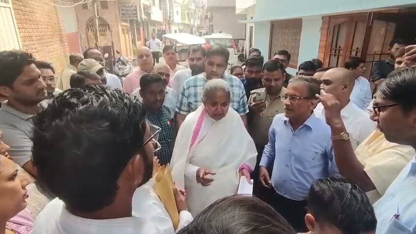 UP सरकार की माध्यमिक शिक्षा मंत्री गुलाब देवी का Video आया सामने। शिक्षकों से बोल दी मंत्री ने बड़ी बात