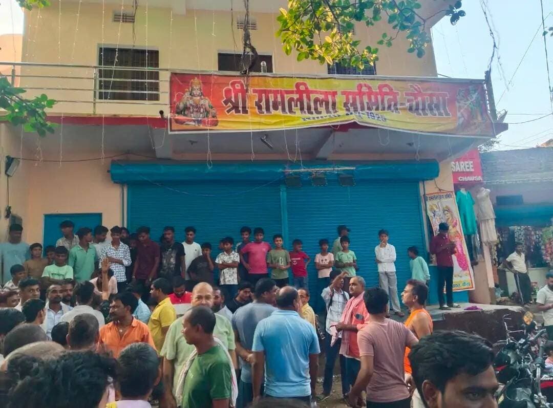 102 साल पुरानी रामलीला के मंच पर दूसरा ताला जड़ा, चौसा में भड़के लोग; चेयरमैन प्रतिनिधि ने दिलवाई चाबी .. खबर कमेंट बॉक्स में