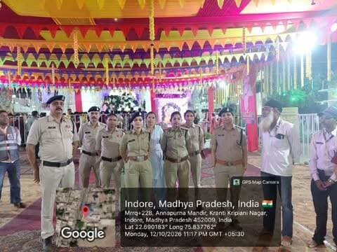 🚨 नवरात्रि में महिलाओं की सुरक्षा के लिए इंदौर पुलिस अलर्ट! 🚔
गरबा पंडालों से मंदिरों तक शक्ति मोबाइल की सतत निगरानी, जरूरतमंदों को तत्काल सहायता।
इंदौर में नवरात्रि पर्व के दौरान महिलाओं और श्रद्धालुओं की सुरक्षा के लिए पुलिस की 15 शक्ति मोबाइल टीमें लगातार पेट्रोलिंग कर रही हैं। पुलिस कमिश्नर संतोष कुमार सिंह के दिशा-निर्देशन में धार्मिक स्थलों, गरबा पंडालों और आसपास के क्षेत्रों में संदिग्ध गतिविधियों पर नजर रखी जा रही है।
🔹 विवाद की सूचना पर तत्काल कार्रवाई: बाणगंगा थाना क्षेत्र के राम नगर स्थित गरबा स्थल के पास विवाद की सूचना मिलने पर पुलिस टीम मौके पर पहुंची और संबंधित लोगों को थाने के सुपुर्द किया।
🔹 युवती को सुरक्षित घर पहुंचाया: लसूड़िया क्षेत्र में गरबा समाप्त होने के बाद सुनसान स्थान पर मिली युवती को पुलिस ने सुरक्षित उसके घर पहुंचाकर मां के सुपुर्द किया।
🔹 विदेशी मेहमानों को दी सुरक्षा की जानकारी: गरबा पंडाल में म�