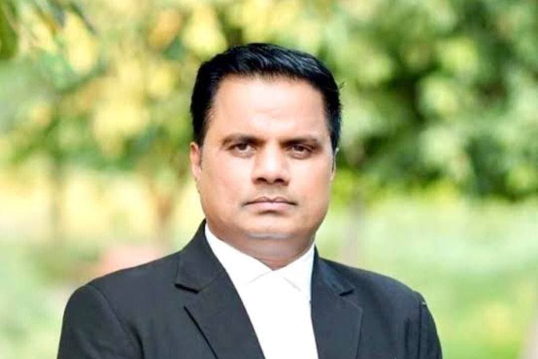 ग्रेटर नोएडा: मनोज भाटी बोड़ाकी को बड़ी राहत, फिर बने बार एसोसिएशन के अध्यक्ष
बार काउंसिल ऑफ इंडिया ने लाइसेंस निलंबन के आदेश पर लगाई अंतरिम रोक
ग्रेटर नोएडा। जिला दीवानी एवं फौजदारी बार एसोसिएशन, गौतमबुद्धनगर के अध्यक्ष मनोज भाटी बोड़ाकी को बड़ी राहत मिली है। बार काउंसिल ऑफ इंडिया की अनुशासन समिति ने उत्तर प्रदेश बार काउंसिल की ओर से उनके लाइसेंस निलंबन के आदेश पर अंतरिम रोक लगा दी है। इसके बाद मनोज भाटी को दोबारा बार एसोसिएशन के अध्यक्ष की जिम्मेदारी सौंपी गई है।
मामले की सुनवाई के दौरान बार काउंसिल ऑफ इंडिया की अनुशासन समिति ने प्रथम दृष्टया टिप्पणी की कि उपलब्ध तथ्यों के आधार पर यह मामला अधिवक्ता के पेशेगत या अन्य कदाचार का बनता हुआ नहीं दिख रहा है। समिति ने उत्तर प्रदेश बार काउंसिल की ओर से की गई कार्यवाही पर भी प्रथम दृष्टया सवाल उठाए हैं।
आदेश में यह भी स्पष्ट किया गया है कि अपील लंबित रहने के दौरान मनोज भाटी अपनी वकालत की प्रैक्टिस जारी रख सकते हैं। इस फैसले से उन्हें बड़ी राहत मिली है और बार एसोसिएशन में उनकी अध्यक्ष पद पर वापसी हुई है।#GreaterNoida #ManojBhatiBodaki #BarAssociation #BarCouncilOfIndia #NewsAaj