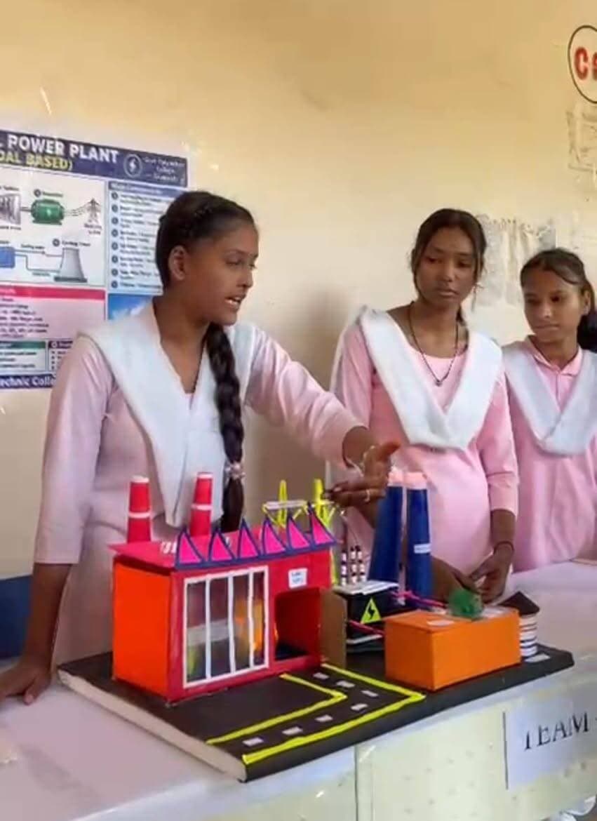 सेवा संकल्प अभियान के अंतर्गत तकनीकी मॉडल एवं प्रोटोटाइप प्रतियोगिता का आयोजन
--
कलेक्टर श्री विवेक श्रोत्रिय के मार्गदर्शन में एवं शासकीय पॉलीटेक्निक महाविद्यालय, टीकमगढ़ के प्राचार्य डॉ. आर. पी. शांडिल्य के निर्देशन में सेवा संकल्प अभियान के अंतर्गत आज महाविद्यालय स्तर पर तकनीकी मॉडल एवं प्रोटोटाइप प्रतियोगिता का आयोजन किया गया।
प्रतियोगिता में विद्यार्थियों की कुल 19 टीमों ने उत्साहपूर्वक सहभागिता करते हुए अपने तकनीकी मॉडल एवं प्रोटोटाइप प्रस्तुत किए। इस आयोजन का उद्देश्य विद्यार्थियों में तकनीकी ज्ञान, नवाचार, रचनात्मकता एवं व्यावहारिक कौशल को प्रोत्साहित करना तथा उन्हें नए विचारों को मूर्त रूप देने के लिए प्रेरित करना था।
इस प्रतियोगिता के माध्यम से विद्यार्थियों को अपनी तकनीकी प्रतिभा प्रदर्शित करने का अवसर प्राप्त हुआ। इस प्रकार के आयोजन विद्यार्थियों में वैज्ञानिक दृष्टिकोण, समस्या समाधान की क्षमता एवं नवाचार की भावना विकसित करने में महत्वपूर्ण भूमिका निभाते हैं।
#SevaSankalpAbhiyan
#सेवा_संकल्प_अभियान
#JansamparkMP
#Jansamparktikamgarh
#tikamgarh
