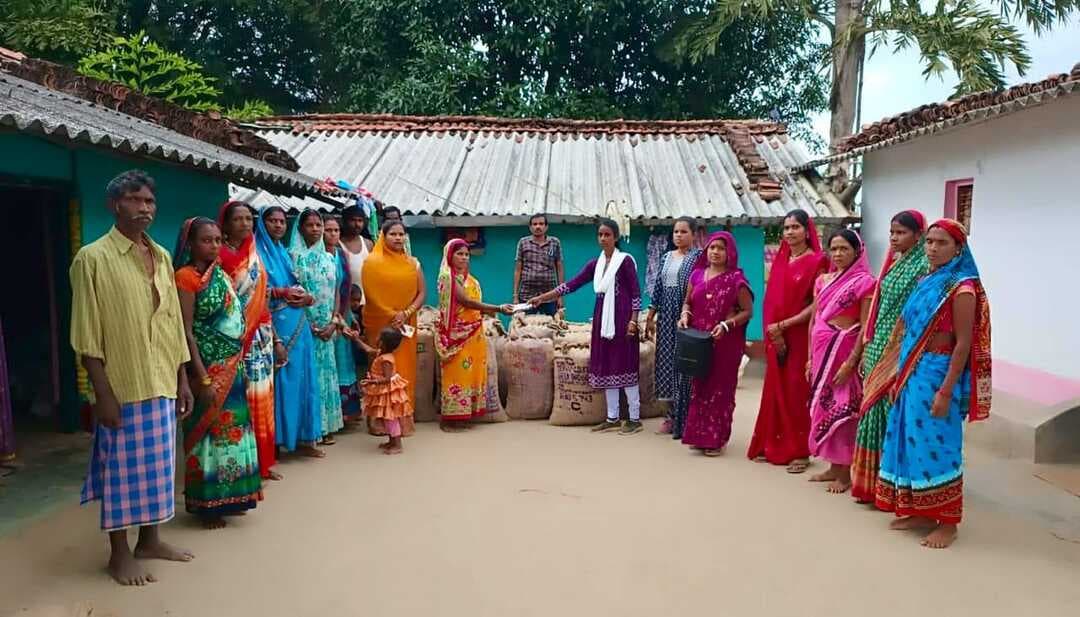 बस्तर के वनोपजों को नई पहचान! दंतेवाड़ा की माँ दंतेश्वरी महिला किसान उत्पादक कंपनी द्वारा संग्रहित इमली, महुआ और आम को NPOP के तहत राष्ट्रीय जैविक प्रमाणपत्र मिला। इससे जुड़ी 930 महिलाओं के लिए बेहतर बाजार और निर्यात के अवसर बढ़ने की संभावना है।
#Bastar #Dantewada