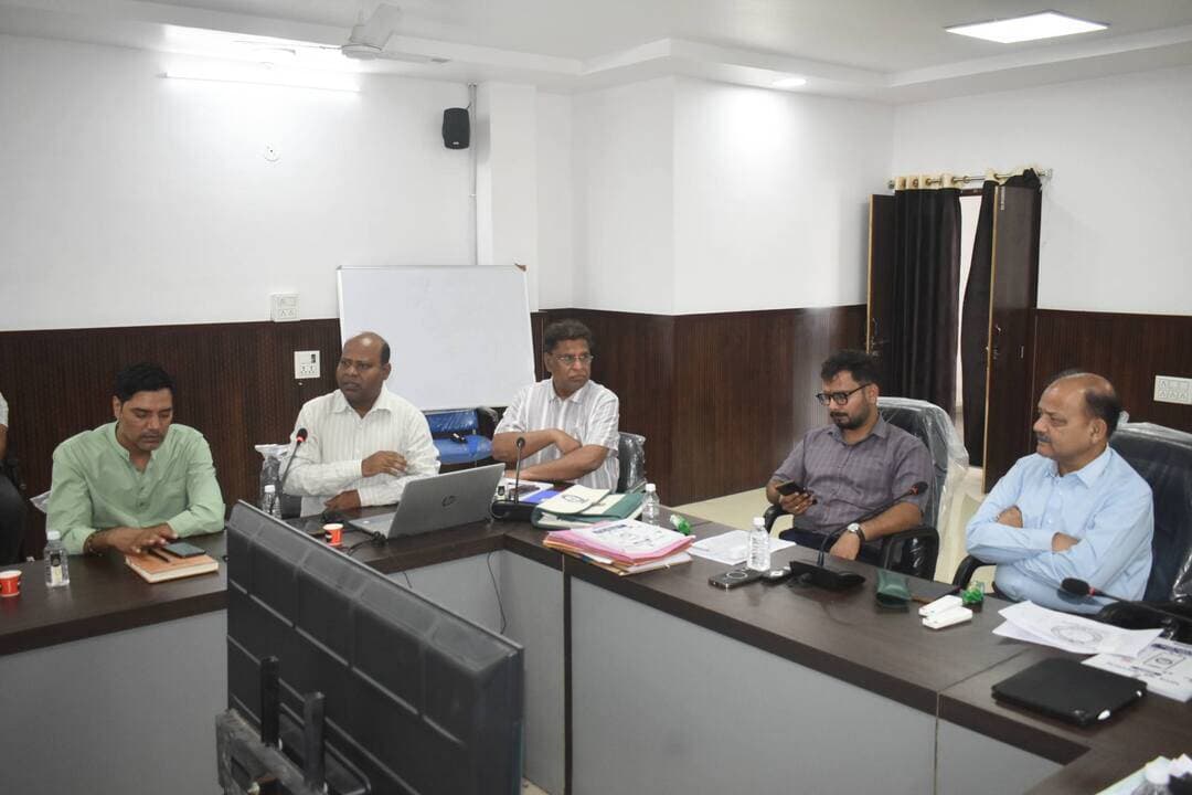 जिला एवं चार्ज स्तरीय अधिकारियों का दो दिवसीय प्रशिक्षण संपन्न
-----
सतना 13 अक्टूबर 2026/जनगणना-2027 के द्वितीय चरण के अंतर्गत फरवरी 2027 में प्रस्तावित जनसंख्या गणना की पूर्व तैयारियों के लिए जिला एवं चार्ज स्तर के अधिकारियों के प्रथम बैच का दो दिवसीय प्रशिक्षण कलेक्ट्रेट सभाकक्ष #सतना में संपन्न हुआ। प्रशिक्षण का उद्देश्य जनगणना कार्य को सुव्यवस्थित, सुचारू एवं निर्धारित समय-सीमा में पूर्ण कराने के लिए अधिकारियों को आवश्यक जानकारी प्रदान करने के साथ व्यावहारिक रूप से दक्ष बनाना रहा।
प्रशिक्षण जनगणना निदेशालय भोपाल से आए अधिकारियों उमेश कुशवाहा एवं नागेश पाठक द्वारा दिया गया। इस दौरान अधिकारियों को जनगणना की प्रक्रिया, विभिन्न तकनीकी पहलुओं, स्व-गणना पोर्टल, मीडिया के माध्यम से प्रचार-प्रसार तथा प्रिंटिंग एवं लॉजिस्टिक्स प्रबंधन के संबंध में विस्तार से जानकारी दी गई। साथ ही पीई मोबाइल ऐप का लाइव डेमो प्रस्तुत कर अधिकारियों को उसके उपयोग का व्यावहारिक अभ्यास भी कराया गया। प्रशिक्षण में जनगणना से संबंधित विभिन्न अवधारणाओं तथा प्रश्न क्रमांक 1 से 40 तक की जानकारी देते हुए आंकड़ों की शुद्धता एवं गुणवत्ता बनाए रखने पर विशेष जोर दिया गया। अधिकारियों को जनगणना के द्वितीय चरण के दिशा-निर्देशों और गणना कार्य के दौरान अपनाई जाने वाली प्रक्रियाओं से भी अवगत कराया गया, ताकि जनगणना कार्य में एकरूपता और पारदर्शिता सुनिश्चित की जा सके। प्रशिक्षण के समापन अवसर पर प्रतिभागी अधिकारियों से फीडबैक प्राप्त किया गया। साथ ही उनकी जिज्ञासाओं एवं प्रश्नों का समाधान कर जनगणना कार्य के दौरान आने वाली व्यावहारिक समस्याओं के संबंध में आवश्यक मार्गदर्शन दिया गया।
इस अवसर पर जिला जनगणना अधिकारी एवं अपर कलेक्टर विकास सिंह, एसडीएम महिपाल सिंह गुर्जर, एलआर जांगडे, सुमेश द्विवेदी, सुभाष मिश्रा, संदीप श्रीवास्वत, एनआईसी अधिकारी, जिला योजना अधिकारी, तहसीलदार एवं चार्ज अधिकारी, नायब तहसीलदार एवं अतिरिक्त चार्ज अधिकारी, तहसीलों के जनगणना लिपिक तथा तकनीकी सहायक उपस्थित रहे।
CM Madhya Pradesh
Dr Mohan Yadav
#JansamparkMP