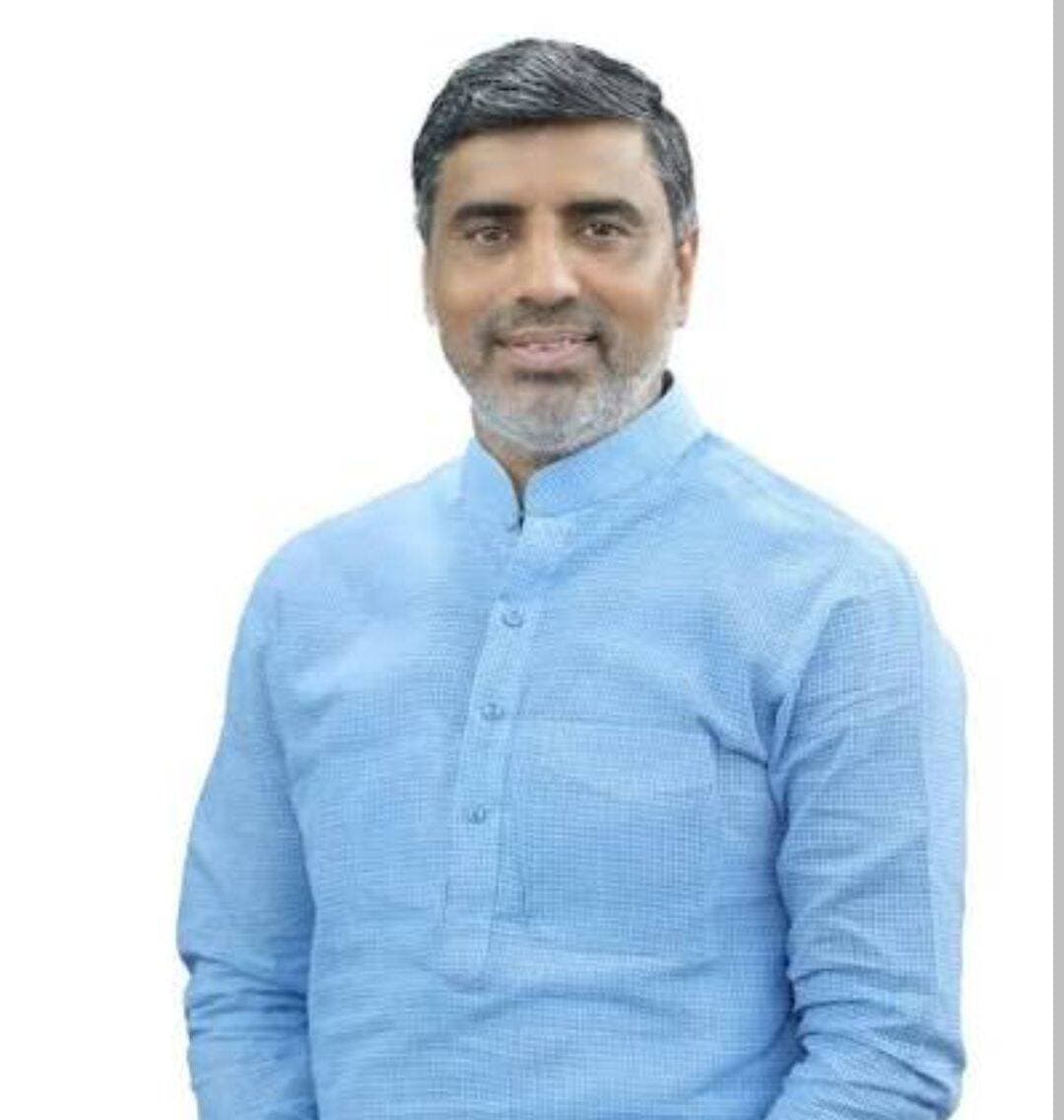 स्वच्छ एवं सुंदर परिवेश से ही संवर रहा है नौनिहालों का भविष्य- शिक्षा मंत्री महीपाल ढांडा
हरियाणा के विद्यालयों में पठन-पाठन के साथ-साथ बच्चों के स्वास्थ्य और साफ-सफाई को सर्वोपरि रखते हुए प्रदेश सरकार ने एक महत्वपूर्ण कदम उठाया है। हरियाणा के शिक्षा मंत्री श्री महीपाल ढांडा ने जानकारी देते हुए बताया कि प्रदेश के सभी राजकीय प्राथमिक विद्यालयों में साफ-सफाई, हाउसकीपिंग, छत की सफाई, शौचालयों की स्वच्छता, खेल के मैदानों के रखरखाव और जल निकासी के पुख्ता प्रबंधों के लिए सुचारू रूप से बजट जारी कर दिया गया है।
जिन प्राथमिक विद्यालयों में अंशकालिक कार्यकर्ता कार्यरत नहीं हैं, वहां इन व्यवस्थाओं को सुचारू रखने के लिए विभाग द्वारा 8,000 रुपये प्रति विद्यालय प्रति माह की दर से 'स्वच्छ प्रांगण' योजना के तहत बजट सीधे तौर पर जिला मौलिक शिक्षा अधिकारियों को बतौर आहरण एवं संवितरण अधिकारी (बीसीओ) जारी कर दिया गया है।
शिक्षा मंत्री महीपाल ढांडा ने सभी जिला मौलिक शिक्षा अधिकारियों, खंड शिक्षा अधिकारियों, खंड मौलिक शिक्षा अधिकारियों, प्रधानाचार्यों, मुख्य अध्यापकों, मुख्य शिक्षकों और स्कूल प्रबंधन समितियों (एसएमसी) के प्रधानों से आह्वान किया है कि वे इस बजट का समयबद्ध और पूर्ण सदुपयोग सुनिश्चित करें। उन्होंने निर्देश दिए हैं कि संबंधित विद्यालयों को तुरंत राशि आवंटित कर जमीनी स्तर पर कार्य करवाना अधिकारियों की प्राथमिकता होनी चाहिए, ताकि हमारे सरकारी स्कूलों में पढ़ने वाले बच्चे एक स्वच्छ, स्वस्थ और सकारात्मक वातावरण में शिक्षा ग्रहण कर सकें। उन्होंने कहा कि प्रदेश सरकार का यह प्रयास प्रदेश के प्राथमिक शिक्षा ढांचे को और अधिक सुदृढ़ एवं आदर्श बनाने की दिशा में एक मील का पत्थर साबित होगा।
