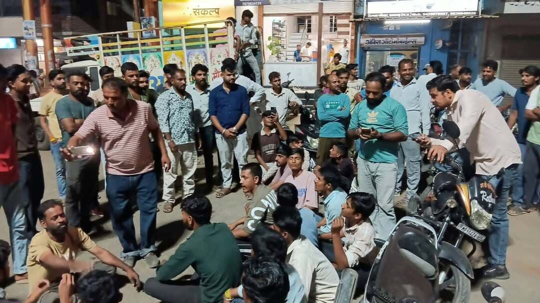 ग्रामीणों का विरोध प्रदर्शन शुरू शामगढ़ डिंपल चौराहे की सूचना