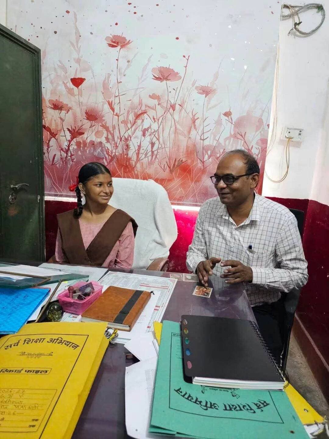 #बाराबंकी में मिशन शक्ति अभियान के अंतर्गत #बालिकाओं को मिला नेतृत्व का अवसर,कक्षा 8 की छात्रा उम्मे हबीबा ने एक दिन के लिए जिला बेसिक शिक्षा अधिकारी तथा कक्षा 8 की छात्रा पंखुड़ी ने सहायक वित्त एवं लेखाधिकारी की भूमिका निभाई।
#मिशनशक्ति