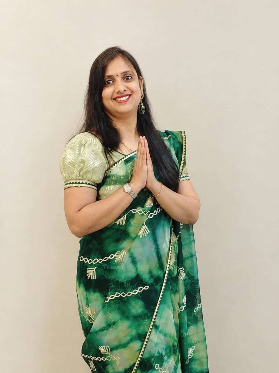 शिल्पा अजय बिड़ला को कांग्रेस ने वार्ड नंबर 11 से जिला परिषद सदस्य का प्रत्याशी बनाया
महेश कुमार बिड़ला मीडिया प्रभारी मांडल भीलवाड़ा
मांडल, भीलवाड़ा। भीलवाड़ा जिला परिषद के वार्ड नंबर 11 से जिला परिषद सदस्य पद हेतु कांग्रेस पार्टी ने शिल्पा अजय बिड़ला, मांडल को अपना प्रत्याशी घोषित किया है। पार्टी की ओर से टिकट मिलने के बाद क्षेत्र में राजनीतिक गतिविधियां तेज होने की उम्मीद है।
शिल्पा अजय बिड़ला की उम्मीदवारी के साथ वार्ड नंबर 11 में चुनावी मुकाबले को लेकर चर्चाएं शुरू हो गई हैं। जिला परिषद चुनाव में क्षेत्र के विकास, ग्रामीण समस्याओं के समाधान, सड़क, पेयजल, शिक्षा, चिकित्सा सुविधाओं तथा जनहित से जुड़े मुद्दे महत्वपूर्ण रहेंगे।
जिला परिषद सदस्य का चुनाव ग्रामीण क्षेत्र के विकास की दृष्टि से अहम माना जाता है। ऐसे में क्षेत्रवासियों की अपेक्षा रहेगी कि जनप्रतिनिधि उनकी समस्याओं को प्राथमिकता देते हुए विकास कार्यों को आगे बढ़ाएं।
प्रत्याशी: शिल्पा अजय बिड़ला पद: जिला परिषद सदस्य प्रत्याशी वार्ड: नंबर 11 पार्टी: भारतीय राष्ट्रीय कांग्रेस क्षेत्र: मांडल, जिला भीलवाड़ा