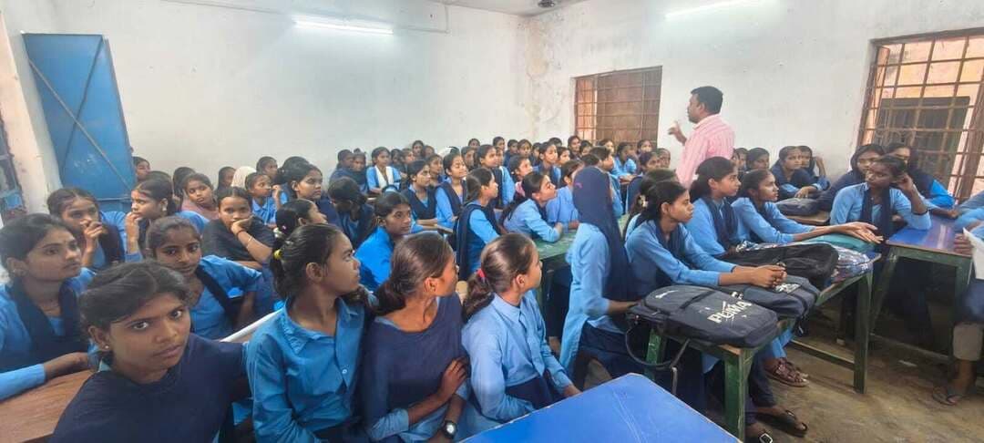 👩🎓 छात्राओं को महिला सशक्तिकरण एवं स्वास्थ्य योजनाओं की दी गई जानकारी
उच्चतर माध्यमिक विद्यालय बड़का साखें, उचकागांव में बेटी बचाओ, बेटी पढ़ाओ योजना के तहत जिला महिला सशक्तिकरण केंद्र (DHEW), गोपालगंज द्वारा साइबर थाना के सहयोग से सखी वार्ता सह जागरूकता कार्यक्रम आयोजित किया गया।
कार्यक्रम में छात्राओं को महिला अधिकारों, शिक्षा, स्वास्थ्य, आत्मनिर्भरता, बाल विवाह, दहेज प्रथा, घरेलू हिंसा एवं साइबर अपराध से बचाव की जानकारी दी गई। साथ ही महिला हेल्पलाइन 181, आपातकालीन सेवा 112, चाइल्ड हेल्पलाइन 1098 एवं साइबर हेल्पलाइन 1930 के बारे में बताया गया।
छात्राओं को एनीमिया से बचाव, किशोर स्वास्थ्य एवं आत्मनिर्भर बनने के लिए प्रेरित किया गया।
#Gopalganj #BetiBachaoBetiPadhao #WomenEmpowerment #CyberSafety #SamratChoudhary #InformationAndPublicRelationsDepartment