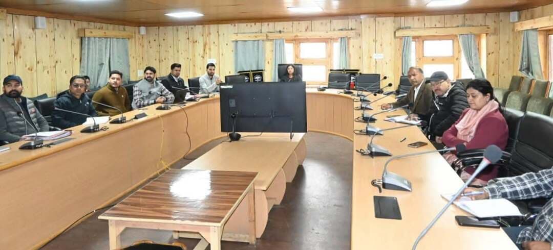 सॉलिड वेस्ट मैनेजमेंट नियमों के प्रभावी क्रियान्वयन पर कार्यशाला आयोजित, विभागों को दिए आवश्यक दिशा-निर्देश
एसडीएम कुनिका एकर्स की अध्यक्षता में हुई कार्यशाला, ऑनलाइन पोर्टल पर जिला स्तर का डेटा अपलोड करने पर दिया जोर
Kullu Times
उपायुक्त कार्यालय केलांग के सम्मेलन कक्ष में आज ठोस अपशिष्ट प्रबंधन नियम, 2026 के प्रभावी क्रियान्वयन को लेकर एक कार्यशाला आयोजित की गई। इस बैठक की अध्यक्षता उपमंडलाधिकारी कुनिका एकर्स ने की। इस कार्यशाला में जिले में ठोस अपशिष्ट प्रबंधन व्यवस्था को सुदृढ़ बनाने, संबंधित विभागों के बीच बेहतर समन्वय स्थापित करने तथा नियमों के प्रावधानों के अनुरूप आवश्यक कार्रवाई सुनिश्चित करने पर विस्तार से चर्चा की गई।
यह कार्यशाला माननीय सर्वोच्च न्यायालय द्वारा सिविल अपील संख्या 6174/2023 में 19 फरवरी, 2026 को जारी निर्देशों तथा 29 अप्रैल और 5 मई, 2026 को जारी आगामी आदेशों के अनुपालन के दृष्टिगत आयोजित की गई। इसके अतिरिक्त, पर्यावरण संरक्षण अधिनियम, 1986 के अंतर्गत भारत सरकार द्वारा अधिसूचित ठोस अपशिष्ट प्रबंधन नियम, 2026 के प्रभावी क्रियान्वयन को सुनिश्चित करना भी कार्यशाला का प्रमुख उद्देश्य रहा।
इस दौरान पर्यावरण अधिकारी सहायक अधिशाषी अभियंता प्रदूषण नियंत्रण सुनील शर्मा ने उपस्थित अधिकारियों एवं संबंधित विभागों के प्रतिनिधियों को ठोस अपशिष्ट प्रबंधन नियमों के प्रमुख प्रावधानों की जानकारी दी। उन्होंने नियमों के प्रभावी कार्यान्वयन, नियमित निगरानी, विभागीय समन्वय तथा आवश्यक कार्रवाई के संबंध में विस्तार से बताया। साथ ही, ठोस अपशिष्ट के वैज्ञानिक एवं व्यवस्थित प्रबंधन की दिशा में निर्धारित प्रावधानों के अनुपालन की आवश्यकता पर भी चर्चा की गई।
इस कार्यशाला में ऑनलाइन सॉलिड वेस्ट मैनेजमेंट पोर्टल पर जिला स्तर से संबंधित आंकड़ों एवं सूचनाओं को अपलोड करने के विषय पर विशेष जोर दिया गया। संबंधित विभागों और एजेंसियों से आवश्यक जानकारी एकत्र करने, निर्धारित प्रारूप में आंकड़े उपलब्ध करवाने तथा पोर्टल पर डेटा अपलोड करने की प्रक्रिया पर भी चर्चा की गई। इस संबंध में विभागों की भूमिका और आपसी समन्वय को महत्वपूर्ण बताया गया, ताकि जिला स्तर पर ठोस अपशिष्ट प्रबंधन से संबंधित गतिविधियों की प्रभावी निगरानी और समीक्षा की जा सके।
कार्यशाला में यह भी बताया गया कि ठोस अपशिष्ट प्रबंधन नियमों का प्रभावी क्रियान्वयन केवल एक विभाग की जिम्मेदारी नहीं है, बल्कि इसके लिए सभी संबंधित विभागों एवं एजेंसियों का सक्रिय सहयोग आवश्यक है। नियमों के अनुरूप निर्धारित दायित्वों का निर्वहन, आवश्यक सूचनाओं का समयबद्ध संकलन तथा प्रबंधन संबंधी गतिविधियों की नियमित निगरानी इस दिशा में महत्वपूर्ण कदम हैं।
एसडीएम कुनिका एकर्स ने संबंधित विभागों को निर्देश दिए कि वे ठोस अपशिष्ट प्रबंधन नियम, 2026 के प्रावधानों के अनुरूप आवश्यक कार्रवाई सुनिश्चित करें तथा अपने-अपने विभाग से संबंधित जानकारी समयबद्ध तरीके से उपलब्ध करवाएं। उन्होंने ऑनलाइन पोर्टल पर जिला स्तर का आवश्यक डेटा अपलोड करने और इस कार्य में आपसी समन्वय बनाए रखने पर भी जोर दिया, ताकि माननीय सर्वोच्च न्यायालय के निर्देशों के अनुपालन में जिले में ठोस अपशिष्ट प्रबंधन व्यवस्था को प्रभावी बनाया जा सके।
कार्यशाला में संबंधित विभागों के अधिकारियों एवं प्रतिनिधियों ने भाग लिया और ठोस अपशिष्ट प्रबंधन नियमों के प्रभावी क्रियान्वयन से जुड़े विभिन्न पहलुओं पर विचार-विमर्श किया।इस कार्यशाला में बीडीओ मनीष राय,अधिशाषीअभियंता लोक निर्माण विभाग अश्वनी गुलेरिया, एसडीओ जल शक्ति संजय बोध,व्यापार मंडल एवं होमस्टे एसोसिएशन के अध्यक्ष प्रकाश अमची सहित विभिन्न विभागों के अधिकारी कर्मचारी उपस्थित रहे ।
