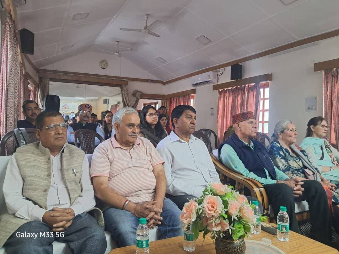 प्रो० श्याम लाल ठाकुर की 16वीं पुण्यतिथि पर संगीत के माध्यम से दी गई श्रद्धांजलि
Kullu Times
प्रो० श्याम लाल ठाकुर जी की 16वीं पुण्यतिथि के अवसर पर सूत्रधार भवन के सभागार में श्रद्धासुमन कार्यक्रम का आयोजन किया गया । यह कार्यक्रम सूत्रधार कला संगम, कुल्लू एवं श्याम संगीत सम्मेलन समिति, कुल्लू के संयुक्त तत्वावधान में आयोजित किया गया । इस अवसर पर सूत्रधार कला संगम, कुल्लू के अध्यक्ष दिनेश सेन, श्याम संगीत सम्मेलन समिति, कुल्लू के अध्यक्ष डॉ० सूरत ठाकुर, प्रो० श्याम लाल ठाकुर के सुपुत्र जितेंद्र ठाकुर, पुत्रवधू ईटा ठाकुर एवं पुत्री नीलम सूद, अराजपत्रित कर्मचारी संघ के अध्यक्ष संजीव भारद्वाज, सूत्रधार कला संगम के संरक्षक मण्डल सदस्य राजेन्द्र सूद, उपाध्यक्ष कंवर वीरेंद्र सिंह, महासचिव अतुल गुप्ता, भंडार प्रभारी तिलक राज चौधरी, सचिव मंजुलता शर्मा, प्रचार-प्रसार प्रभारी सुंदर श्याम, लोकनृत्य प्रभारी सीमा शर्मा, संगीत अकादमी के प्राचार्य पं० विद्या सागर, आमंत्रित सदस्य निशांत गौतम, जीवन बुडाल तथा संजय पुजारी ने प्रो० श्याम लाल ठाकुर जी के छायाचित्र पर पुष्प अर्पित कर श्रद्धांजलि दी । कार्यक्रम के सूत्रधार संगीत अकादमी के प्राचार्य पं० विद्या सागर के दिशा निर्देशन में अकादमी के प्रशिक्षुओं द्वारा शास्त्रीय संगीत, लोकगीत, भजन, बाँसुरी वादन एवं नृत्य की प्रस्तुतियों के माध्यम से उन्हें स्मरण किया गया । कार्यक्रम का शुभारंभ पुष्पांजलि अर्पित करने के साथ हुआ । इसके उपरांत चन्द्रआभा स्कूल के बच्चों ने राग भूपाली, विशाल एवं शुभम ने राग विहाग, भरत शर्मा ने नुआला तथा चंचल ने राग मालकोंस की प्रस्तुति दी । इस अवसर पर श्याम संगीत सम्मेलन समिति के अध्यक्ष डॉ० सुरत ठाकुर ने अपने स्वागत भाषण में आये हुए सभी मेहमानों का स्वागत किया और प्रो० श्याम लाल ठाकुर के जीवन पर प्रकाश डाला और उन्होंने कहा कि गुरु जी की चार पीढ़ियाँ अब तक निरंतर शिक्षा दीक्षा ग्रहण कर रहे हैं और वर्तमान में सूत्रधार संगीत अकादमी के प्राचार्य पं० विद्यासागर की देखरेख में यह सिलसिला चला हुआ हैं तथा इसको आगे बढ़ाने के लिए सूत्रधार कला संगम का सदैव योगदान रहा हैं । इसके बाद रोज़ी, दुर्गा एवं कृष्णा ने राग बहार प्रस्तुत किया, जबकि करिश्मा ने लोकगीत उड़ी जाया काले कागा की प्रस्तुति से लोक संगीत की छटा बिखेरी । अनुष्का एवं सुशीला ने राग भीम पलासी प्रस्तुत किया । इसके पश्चात सूत्रधार कला संगम, कुल्लू के अध्यक्ष दिनेश सेन ने अपने विचार व्यक्त किए । उन्होंने कहा कि सूत्रधार कला संगम के स्वर्ण जयंती वर्ष के अवसर पर जो भी व्यक्ति अथवा संस्थान सूत्रधार परिवार से आजीवन सहयोगी के रूप में जुड़ना चाहते हैं, वे सूत्रधार कार्यालय में अपना नाम पंजीकृत करवा सकते हैं । कार्यक्रम में लाल सिंह, जीवन, संजय तथा डॉ० सूरत ठाकुर ने भजनों की प्रस्तुतियों से वातावरण को भक्तिमय बनाया । विशेष सिंह, मंडी ने राग विहाग प्रस्तुत किया, जबकि डी०सी० यादव ने हे पालनहार माँ भजन गाकर श्रोताओं को भावविभोर किया । रामेश्वर महंत, शैलेश, पीयूष एवं ट्विंकल ने भी अपनी गायकी से कार्यक्रम में चार चाँद लगाए । वहीं निशांत गौतम ने बाँसुरी वादन से श्रोताओं को मंत्रमुग्ध किया । तारा शर्मा, रेखा व कनिका ने शुद्ध कत्थक नृत्य की भावभीनी प्रस्तुति से कार्यक्रम को आकर्षक बनाया । कार्यक्रम का मंच संचालन सूत्रधार कला संगम के प्रचार-प्रसार प्रभारी सुंदर श्याम महंत ने कुशलतापूर्वक किया । संपूर्ण आयोजन में शास्त्रीय संगीत, लोकगीत, भजन, बाँसुरी वादन एवं नृत्य की प्रस्तुतियों के माध्यम से प्रो० श्याम लाल ठाकुर के प्रति सम्मान एवं श्रद्धा व्यक्त की गई ।
