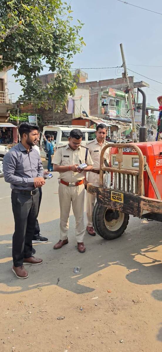 सड़क सुरक्षा अभियान: 24 वाहन चालकों पर कार्रवाई, 67 हजार रुपये जुर्माना वसूला
जमुई मोड़ से रामगढ़ चौक मोड़ तक चला विशेष जांच अभियान, हेलमेट और सीट बेल्ट की हुई जांच
लखीसराय। सड़क दुर्घटनाओं पर अंकुश लगाने और यातायात नियमों का सख्ती से पालन सुनिश्चित कराने के उद्देश्य से जिला परिवहन विभाग की टीम ने मंगलवार को विशेष जांच एवं प्रवर्तन अभियान चलाया। परिवहन विभाग के निर्देशानुसार जमुई मोड़ से रामगढ़ चौक मोड़ तक चलाए गए इस अभियान के दौरान यातायात नियमों का उल्लंघन करने वाले 24 वाहन चालकों के विरुद्ध चालान की कार्रवाई की गई। इनसे कुल 67 हजार रुपये जुर्माना वसूला गया।
अभियान के दौरान दोपहिया वाहन चालकों के हेलमेट उपयोग और चारपहिया वाहनों में सीट बेल्ट लगाने की जांच की गई। इसके अलावा ट्रैक्टरों के आवश्यक कागजात, बसों की छत पर यात्रियों के अनधिकृत परिवहन तथा वाहनों की निर्धारित गति सीमा के पालन की भी जांच की गई।
परिवहन विभाग की टीम ने वाहन चालकों को यातायात नियमों का पालन करने, हेलमेट और सीट बेल्ट का अनिवार्य रूप से उपयोग करने तथा सुरक्षित वाहन परिचालन के प्रति जागरूक किया। विभाग का उद्देश्य नियमों का उल्लंघन करने वालों पर कार्रवाई के साथ-साथ सड़क दुर्घटनाओं में कमी लाना और आम लोगों की सुरक्षा सुनिश्चित करना है।