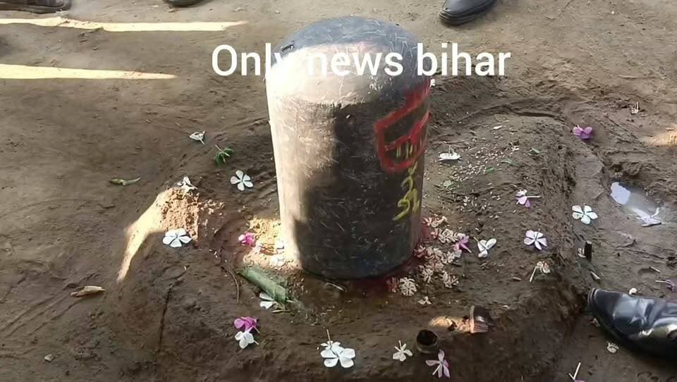 लखीसराय। खुदाई के दौरान मिला 9 वीं ,10 वीं शताब्दी का दुर्लभ शिवलिंग पूजा अर्चना के बाद संग्रहालय में सुरक्षित।