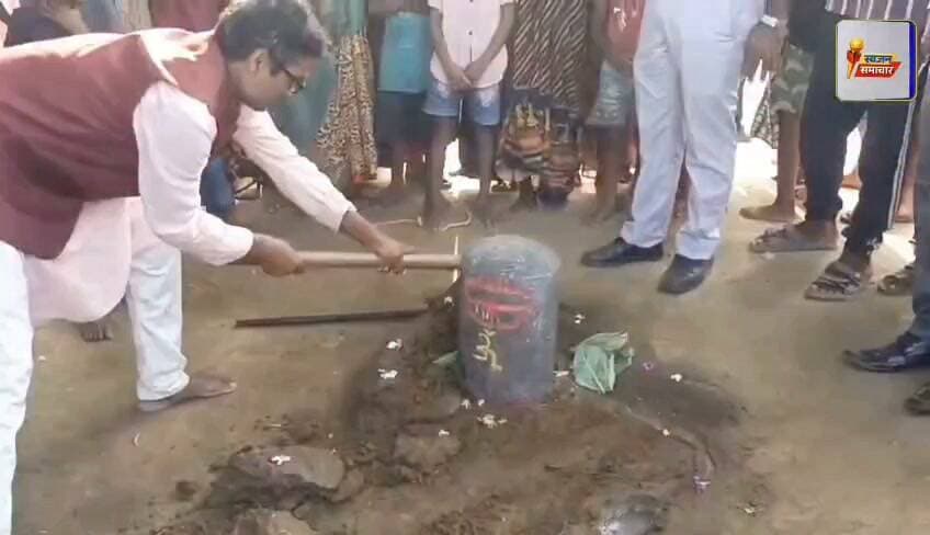 खुदाई के दौरान मिला 9वीं-10वीं शताब्दी का दुर्लभ शिवलिंग #Lakhisarai #LakhisaraiNews #BiharNews #ShivaLingam #AncientShivaLingam #LordShiva #HarHarMahadev #Mahadev #AncientHeritage #HistoricalHeritage #IndianHistory #Archaeology #JaynagarMusahari #KiulRiver #BiharUpdate #SwajanSamachar