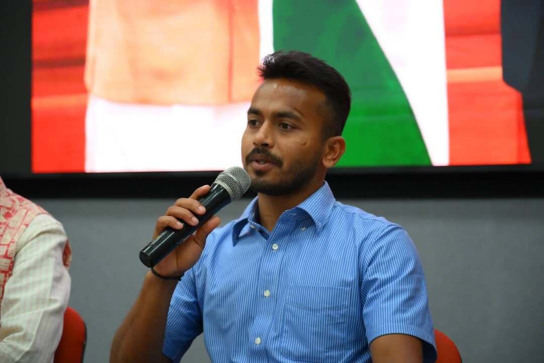 राष्ट्रीय वंदे मातरम् युवा कैंप में मेघा परमार, ओलंपियन विवेक सागर प्रसाद और योगाचार्य डॉ. विजय शंकर मिश्रा ने किया युवाओं का मार्गदर्शन
SDRF के प्रशिक्षण से युवाओं ने सीखे आपदा प्रबंधन और सुरक्षा के गुर
वंदे मातरम् के 150 वर्ष पूर्ण होने के उपलक्ष्य में मेरा युवा भारत (MY Bharat), मध्यप्रदेश द्वारा भारतीय वन प्रबंधन संस्थान (IIFM), भोपाल में आयोजित राष्ट्रीय वंदे मातरम् युवा कैंप 2026–27 के अंतर्गत मंगलवार को युवाओं के व्यक्तित्व विकास, शारीरिक एवं मानसिक स्वास्थ्य, खेल भावना और आपदा प्रबंधन क्षमता को बढ़ावा देने के लिए विभिन्न प्रेरणादायी गतिविधियां आयोजित की गईं। इस दौरान प्रसिद्ध पर्वतारोही मेघा परमार, भारतीय हॉकी खिलाड़ी एवं ओलंपियन विवेक सागर प्रसाद तथा योगाचार्य डॉ. विजय शंकर मिश्रा ने युवाओं का मार्गदर्शन किया। वहीं, राज्य आपदा प्रतिक्रिया बल (SDRF) ने प्रशिक्षण सत्र के माध्यम से युवाओं को आपदा के समय सतर्कता और सुरक्षा के महत्वपूर्ण पहलुओं से अवगत कराया।
*मेघा परमार ने दिया साहस और दृढ़ संकल्प का संदेश*
प्रसिद्ध पर्वतारोही मेघा परमार ने युवाओं के साथ अपने अनुभव साझा करते हुए उन्हें जीवन की चुनौतियों का साहसपूर्वक सामना करने और कठिन परिस्थितियों में धैर्य बनाए रखने के लिए प्रेरित किया। उन्होंने कहा कि आत्मविश्वास, दृढ़ इच्छाशक्ति और निरंतर प्रयास से कठिन से कठिन लक्ष्य हासिल किए जा सकते हैं। उनके अनुभवों ने युवाओं को बाधाओं से सीख लेकर आगे बढ़ने और अपने लक्ष्यों के प्रति प्रतिबद्ध रहने की प्रेरणा दी।
*ओलंपियन विवेक सागर प्रसाद ने बताया खेलों का महत्व*
भारतीय हॉकी खिलाड़ी एवं ओलंपियन विवेक सागर प्रसाद ने युवाओं को खेलों में अनुशासन, नियमित अभ्यास, टीम भावना और कठिन परिश्रम के महत्व से परिचित कराया। उन्होंने अपनी खेल यात्रा के अनुभव साझा करते हुए युवाओं को समर्पण के साथ आगे बढ़ने, लक्ष्य के प्रति निरंतर प्रयास करने और खेलों के माध्यम से देश का गौरव बढ़ाने के लिए प्रोत्साहित किया।
*योगाभ्यास से जाना स्वस्थ जीवनशैली का महत्व*
योगाचार्य डॉ. विजय शंकर मिश्रा के मार्गदर्शन में आयोजित योग सत्र में युवाओं ने योगाभ्यास किया। इस दौरान शारीरिक स्वास्थ्य, मानसिक एकाग्रता, तनाव प्रबंधन और संतुलित जीवनशैली के महत्व पर प्रकाश डाला गया। युवाओं को नियमित योगाभ्यास के माध्यम से स्वस्थ शरीर, शांत मन और सकारात्मक दृष्टिकोण विकसित करने के लिए प्रेरित किया गया।
*SDRF ने दिया आपदा प्रबंधन एवं सुरक्षा का प्रशिक्षण*
शिविर में राज्य आपदा प्रतिक्रिया बल (SDRF) द्वारा आयोजित प्रशिक्षण सत्र में युवाओं को आपातकालीन परिस्थितियों में सतर्कता बरतने, सुरक्षा संबंधी सावधानियों और बचाव कार्यों के प्रति जागरूक किया गया। प्रशिक्षण का उद्देश्य युवाओं को संकट की परिस्थितियों में जिम्मेदारीपूर्वक कार्य करने के लिए तैयार करना तथा उनमें सेवा भावना, सामाजिक उत्तरदायित्व और आपदा प्रबंधन के प्रति समझ विकसित करना रहा।
*राष्ट्रनिर्माण में युवाओं की भूमिका पर दिया जोर*
शिविर के अंतर्गत आयोजित गतिविधियों के माध्यम से युवाओं को साहस, अनुशासन, स्वस्थ जीवनशैली, खेल भावना और सामाजिक सेवा के महत्व से अवगत कराया गया। विभिन्न क्षेत्रों के प्रतिष्ठित व्यक्तित्वों के मार्गदर्शन और प्रशिक्षण सत्रों ने प्रतिभागियों को व्यक्तिगत विकास के साथ समाज एवं राष्ट्र के प्रति अपने दायित्वों को समझने की प्रेरणा दी।
उल्लेखनीय है कि राष्ट्रीय वंदे मातरम् युवा कैंप 2026–27 का आयोजन 12 से 18 अक्टूबर 2026 तक भारतीय वन प्रबंधन संस्थान (IIFM), भोपाल में किया जा रहा है। सात दिवसीय इस राष्ट्रीय शिविर में छह राज्यों के 150 युवा प्रतिभागी शामिल हो रहे हैं। शिविर का उद्देश्य युवाओं में राष्ट्रीय एकता, संवैधानिक मूल्यों, सांस्कृतिक आदान-प्रदान, नेतृत्व क्षमता और राष्ट्रनिर्माण के प्रति प्रतिबद्धता को प्रोत्साहित करना है।
CM Madhya Pradesh
Jansampark Madhya Pradesh
Mera Yuva Bharat - MY Bharat
#Bhopal