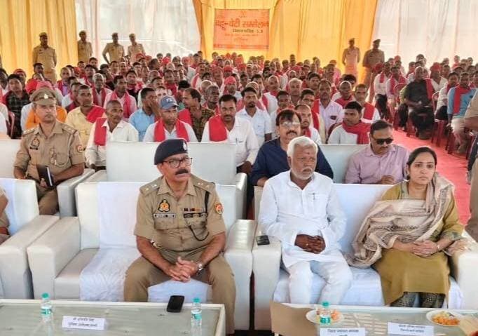 *बस्ती: सीएम योगी ने बरेली से किया ग्राम प्रहरियों को संबोधित, बस्ती पुलिस लाइन में 345 चौकीदारों का हुआ लाइव प्रसारण और सम्मान*
*जनपद बस्ती, 13 अक्टूबर 2026।* उत्तर प्रदेश के मुख्यमंत्री योगी आदित्यनाथ जी द्वारा आज जनपद बरेली में प्रदेश के समस्त ग्राम प्रहरियों के लिए आयोजित भव्य सम्मान समारोह को जनपद बस्ती में भी बड़े उत्साह के साथ देखा और सुना गया। मुख्यमंत्री जी के कार्यक्रम का लाइव/ऑनलाइन प्रसारण रिजर्व पुलिस लाइन बस्ती में आयोजित किया गया, जिसमें जनपद के 345 ग्राम प्रहरी उपस्थित रहे।
*बस्ती में गरिमामय आयोजन, जनप्रतिनिधि और अफसर रहे मौजूद* इस अवसर पर पुलिस लाइन बस्ती में मण्डलायुक्त बस्ती मण्डल बस्ती, पुलिस उपमहानिरीक्षक बस्ती परिक्षेत्र बस्ती, जिलाधिकारी बस्ती, पुलिस अधीक्षक बस्ती ओमवीर सिंह, अपर पुलिस अधीक्षक बस्ती व समस्त क्षेत्राधिकारीगण मौजूद रहे।
साथ ही जनप्रतिनिधियों में महेश शुक्ला उपाध्यक्ष उत्तर प्रदेश गो सेवा आयोग (राज्यमंत्री दर्जा प्राप्त), संजय चौधरी जिला पंचायत अध्यक्ष बस्ती, विधायक हरैया अजय सिंह, नेहा वर्मा अध्यक्ष नगर पालिका परिषद बस्ती,अंकुर वर्मा अध्यक्ष प्रतिनिधि नगर पालिका परिषद बस्ती एवं प्रतिसार निरीक्षक सहित विभिन्न विभागों के अधिकारीगण भी उपस्थित रहे।
*सीएम योगी ने की बड़ी घोषणाएं*
बरेली से अपने संबोधन में माननीय मुख्यमंत्री जी ने कहा कि ग्राम प्रहरी ग्रामीण क्षेत्रों में सुरक्षा व्यवस्था बनाए रखने, अपराध नियंत्रण, पुलिस एवं जनता के बीच समन्वय स्थापित करने तथा ग्राम स्तर की हर सूचना को थाने तक पहुँचाने में महत्वपूर्ण भूमिका निभाते हैं।
मुख्यमंत्री जी ने ग्राम प्रहरियों के योगदान की सराहना करते हुए दो बड़ी घोषणाएं कीं -
*1. ग्राम प्रहरियों के वेतनमान में बढ़ोत्तरी*
*2. चिकित्सा सुविधा हेतु कैशलेस उपचार की व्यवस्था*
उन्होंने सभी ग्राम प्रहरियों को भविष्य में भी पूर्ण मनोयोग से कार्य करते रहने हेतु प्रोत्साहित किया।
*बस्ती पुलिस अधीक्षक ने बढ़ाया मनोबल*
पुलिस अधीक्षक बस्ती ने ग्राम चौकीदारों को संबोधित करते हुए कहा कि ग्राम चौकीदार पुलिस व जनता के बीच की सबसे महत्वपूर्ण कड़ी हैं। ग्रामीण स्तर पर सूचना तंत्र को सुदृढ़ करने और शांति व्यवस्था बनाए रखने में उनकी भूमिका सराहनीय है। उन्होंने सभी से अपने कर्तव्यों का पूर्ण निष्ठा से निर्वहन करने की अपील की। कार्यक्रम के अंत में जनप्रतिनिधि एवं पुलिस व प्रशासन द्वारा पुलिस लाइन बस्ती में आए हुए कुल 345 ग्राम प्रहरियों को अंगवस्त्र देकर सम्मानित किया गया। पुलिस अधीक्षक ने बताया कि जनपद के शेष बचे ग्राम प्रहरियों को भी थानों के माध्यम से अंगवस्त्र देकर सम्मानित किया जाएगा।
सम्मान पाकर सभी ग्राम चौकीदारों में हर्ष व्याप्त रहा तथा उन्होंने माननीय मुख्यमंत्री जी का आभार व्यक्त किया।
MYogiAdityanath
Basti Police
संवाददाता हरी ओम प्रकाश
राष्ट्रीय हिंदी दैनिक कौटिल्य का भारत