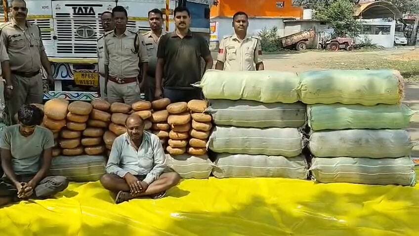 शहडोल में नशे के खिलाफ पुलिस का तगड़ा एक्शन
जयसिंहनगर पुलिस ने ट्रक से 735 किलो 440 ग्राम गांजा जब्त किया। जब्त मशरूके की कुल कीमत करीब ₹1.13 करोड़ है।
#JaiSinghNagarPolice #shahdolPolice