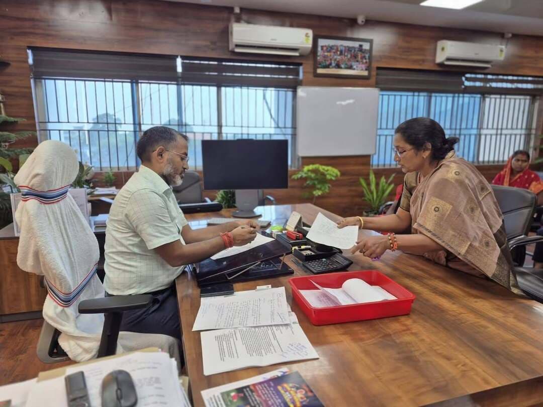 जनता की समस्याओं के समाधान को लेकर प्रशासन प्रतिबद्ध, उपायुक्त ने जनता दरबार में सुनीं करीब 50 फरियादियों की समस्याएं...!
----------------------------------------
*गिरिडीह, 13 अक्टूबर 2026:-* आमजनों की समस्याओं को सीधे सुनने तथा उनके शिकायतों के समाधान की दिशा में आवश्यक कार्रवाई सुनिश्चित करने के उद्देश्य से उपायुक्त, श्री रामनिवास यादव ने आज अपने कार्यालय प्रकोष्ठ में जनता दरबार का आयोजन किया। इस दौरान जिले के विभिन्न क्षेत्रों से पहुंचे करीब 50 फरियादियों ने उपायुक्त के समक्ष अपनी-अपनी समस्याएं एवं शिकायतें रखीं। जनता दरबार में लोगों ने व्यक्तिगत एवं सार्वजनिक हित से जुड़े विभिन्न मामलों को उपायुक्त के समक्ष रखा। उपायुक्त ने प्रत्येक फरियादी की बात को गंभीरता एवं संवेदनशीलता के साथ सुना तथा संबंधित मामलों की जानकारी प्राप्त की। उन्होंने फरियादियों को आश्वस्त किया कि प्राप्त शिकायतों का नियमानुकूल एवं प्राथमिकता के आधार पर निष्पादन सुनिश्चित किया जाएगा।