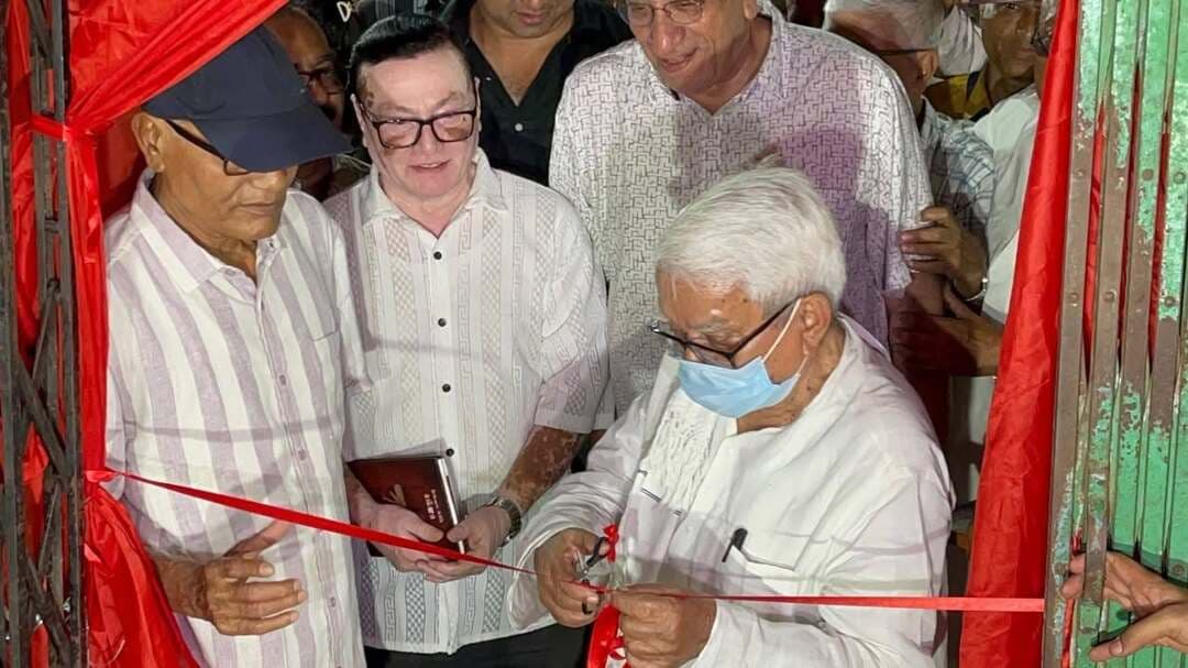 যাদবপুরে সিপিআই(এম)-এর বুক স্টলের শুভ উদ্বোধন, উদ্বোধক বামফ্রন্ট চেয়ারম্যান বিমান বসু
যাদবপুর:বইপ্রেমী মানুষের জন্য সুখবর। যাদবপুরে শুরু হল সিপিআই(এম)-এর উদ্যোগে বুক স্টল। বামফ্রন্ট চেয়ারম্যান কমরেড বিমান বসুর হাত ধরে এই বুক স্টলের আনুষ্ঠানিক উদ্বোধন হল।
এদিনের উদ্বোধনী অনুষ্ঠানে উপস্থিত ছিলেন দলের একাধিক বিশিষ্ট নেতৃত্ব ও সাংস্কৃতিক জগতের ব্যক্তিত্বরা। উপস্থিত ছিলেন প্রাক্তন মন্ত্রী কমরেড কান্তি গাঙ্গুলি, বিশিষ্ট আইনজীবী ও সাংসদ কমরেড বিকাশ রঞ্জন ভট্টাচার্য, রাজ্য কমিটির সদস্য কমরেড সুদীপ সেনগুপ্ত, যুব নেতা কমরেড শতরূপ ঘোষ।
এছাড়াও অনুষ্ঠানে উপস্থিত থেকে অনুষ্ঠানের মর্যাদা বৃদ্ধি করেন বিশিষ্ট অভিনেতা সব্যসাচী চক্রবর্তী এবং বিখ্যাত নাট্যব্যক্তিত্ব কমল চট্টোপাধ্যায়।
দলীয় সূত্রে জানা গেছে, মূলত যাদবপুর-১ এবং যাদবপুর-২ এরিয়া কমিটির যৌথ উদ্যোগে এই বুক স্টলটির আয়োজন করা হয়েছে। মার্কসবাদী সাহিত্য, ইতিহাস, রাজনীতি, সমাজ, সংস্কৃতি সহ বিভিন্ন প্রগতিশীল প্রকাশনার বই এই স্টলে পাওয়া যাবে।
শুরুর দিনেই এই বুক স্টলকে কেন্দ্র করে সাধারণ মানুষের মধ্যে ব্যাপক উৎসাহ লক্ষ্য করা গেছে। প্রথম দিনেই বিপুল সংখ্যক মানুষের জমায়েত হয় স্টল চত্বরে। বই কেনা ছাড়াও বামপন্থী আন্দোলন ও সাহিত্য নিয়ে আলোচনায় অংশ নেন অনেকেই।